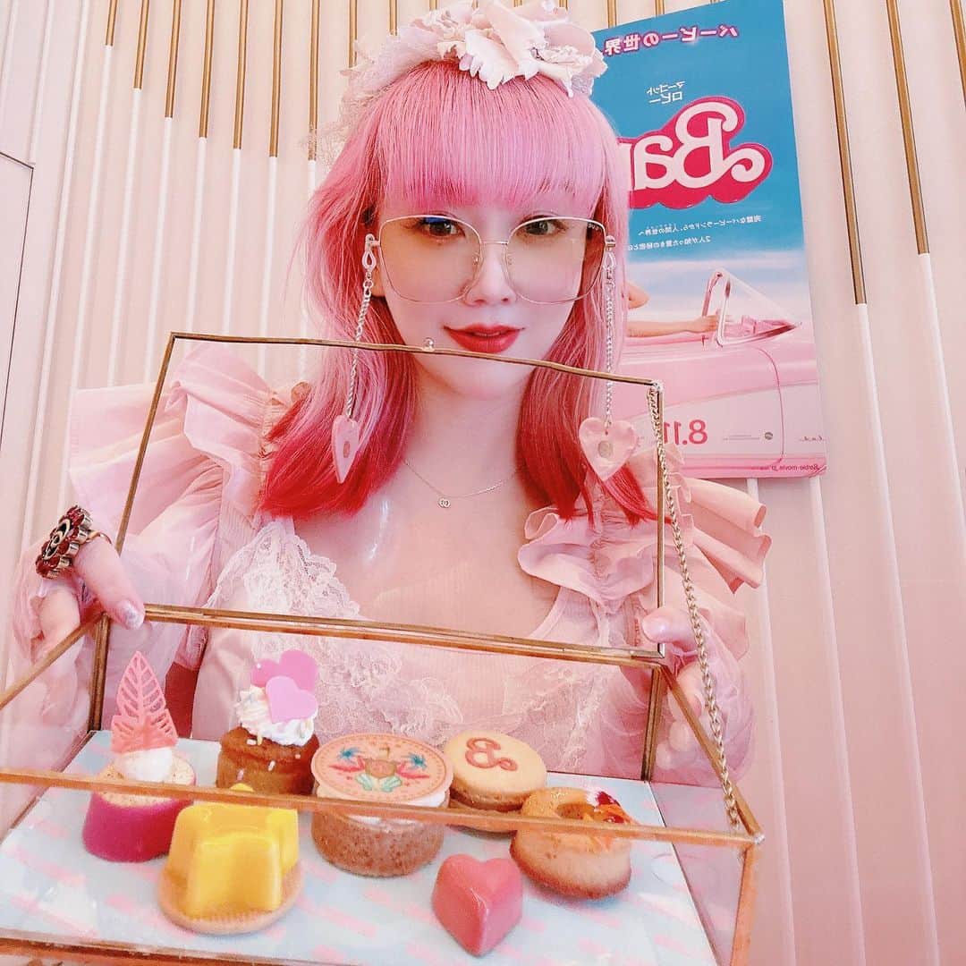 Etsuna otsukAさんのインスタグラム写真 - (Etsuna otsukAInstagram)「Barbie Cafe ❤️Barbie Love❤️ Happy大阪两周年纪念旅行 本来想说大阪这么多次了有什么好玩的…结果 🥰Hi～芭比～芭比啊啊啊啊😍 欧式古堡风hotel…嗯…真香🥵  #barbie #barbiedoll #barbiecafe #osaka #wosaka」9月9日 10時33分 - etsunaotsuka