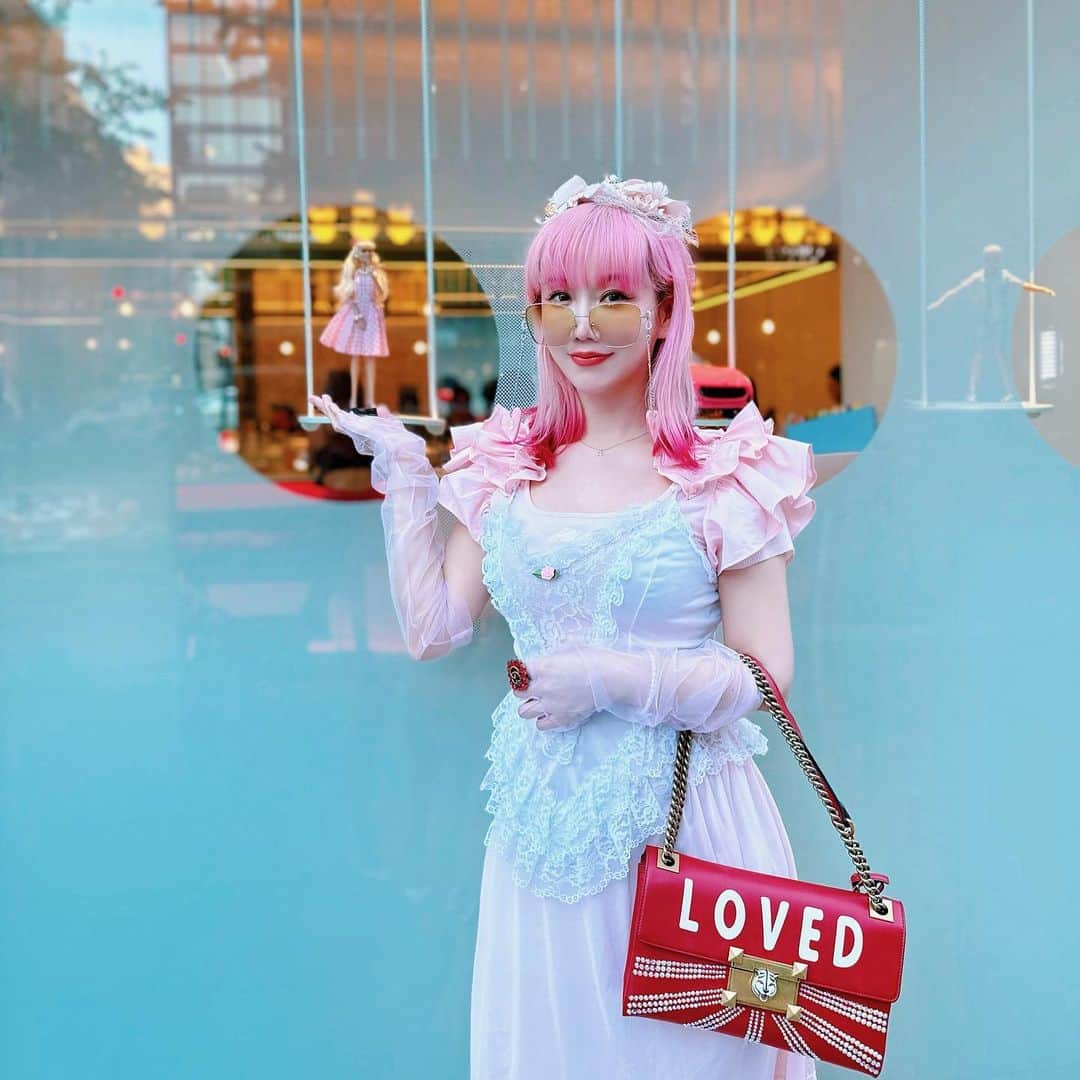 のインスタグラム：「Barbie Cafe ❤️Barbie Love❤️ Happy大阪两周年纪念旅行 本来想说大阪这么多次了有什么好玩的…结果 🥰Hi～芭比～芭比啊啊啊啊😍 欧式古堡风hotel…嗯…真香🥵  #barbie #barbiedoll #barbiecafe #osaka #wosaka」