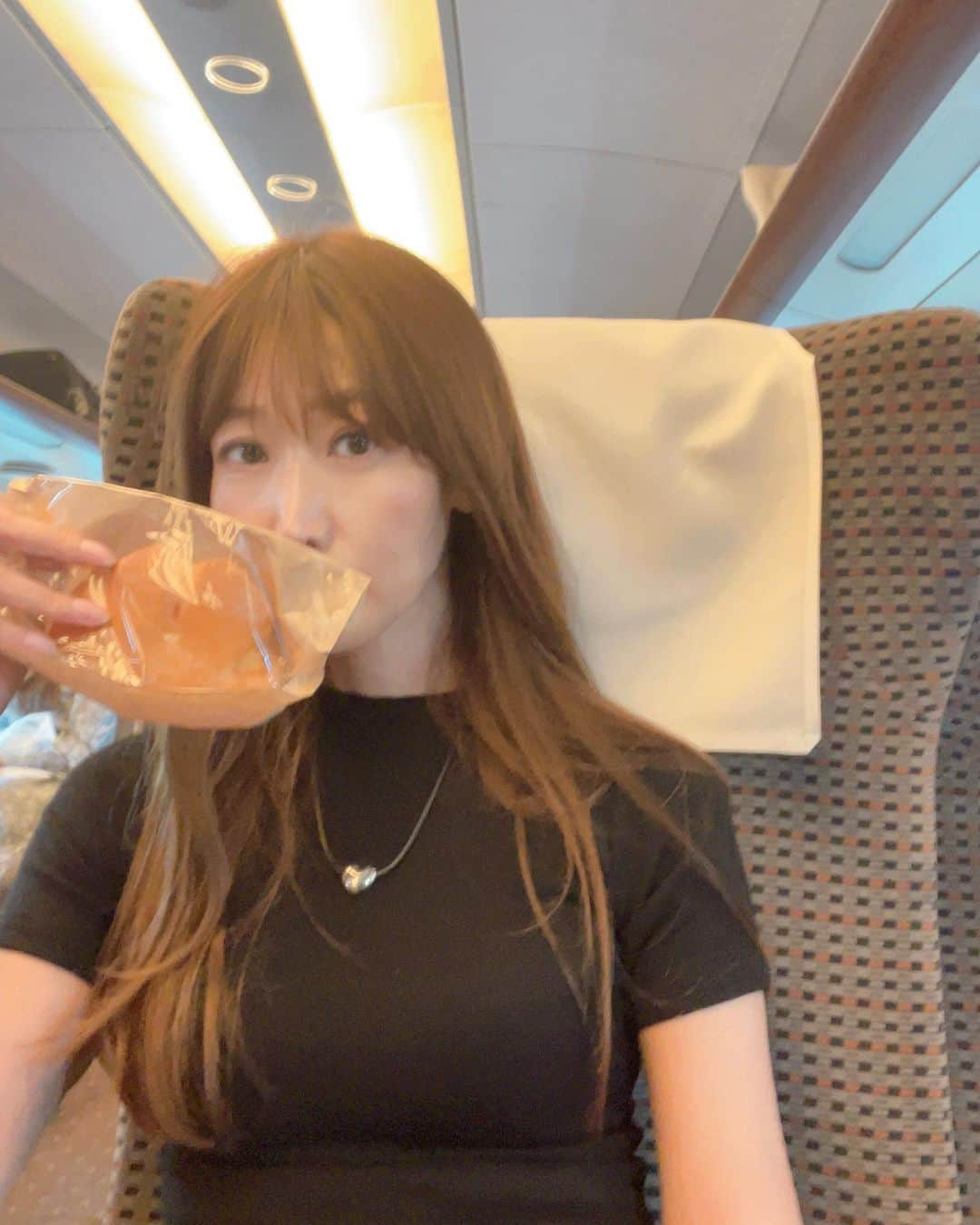 渋谷恭子のインスタグラム：「今日はこれから修学旅行以来の奈良😁  まずは新幹線🚄で京都まで✨ 行ってきまーす‼️  どこ行くのかはストーリーしていくから よろしければご覧になってくださいね💓  #旅 #旅行 #1泊2日 #1泊2日の旅 #アラフィフ #アラフィフライフ #国内旅行 #ニット #黒ニット #qung #フリーズマート #freesmart」