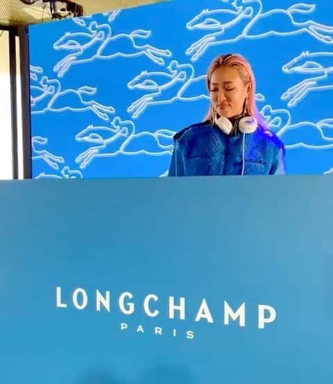 Tigarah e Lauraのインスタグラム：「La soirée de @longchamp était Magnifique ! J’ai adoré de mixer, c’était vraiment au TOP😍💙💚💗 Merci beaucoup l’équipe @longchamp pour tout ,trop contente d’être là 😘❤️❤️  先日、フランスを代表するファッションブランド @longchamp のスペシャルなイベントでDJさせて頂きました😍💙💚  パリにある有名なロンシャンの競馬場が美し過ぎて感動✨素晴らしい景色と共に、レースと音楽を楽しめる最高の空間でした😍💗 この競馬場は、パリに来たら是非一度は行ってほしい隠れ観光スポットだよ！まじでおすすめ❤️ チーム @longchamp のみなさまありがとうございましたー！🥰🙏」