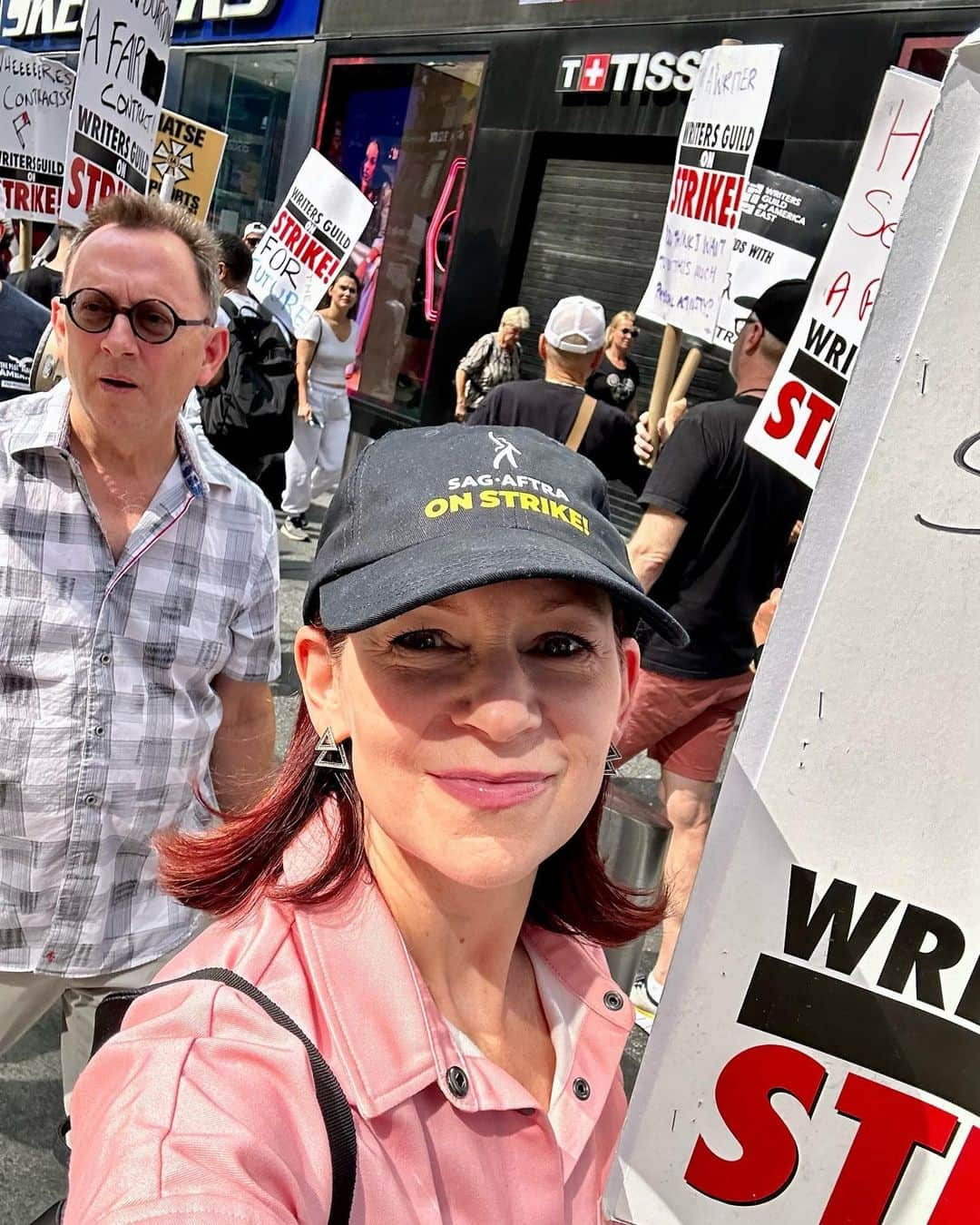 キャリー・プレストンのインスタグラム：「The family that strikes together…. #wgastrong  #wgastrike #writersguild」