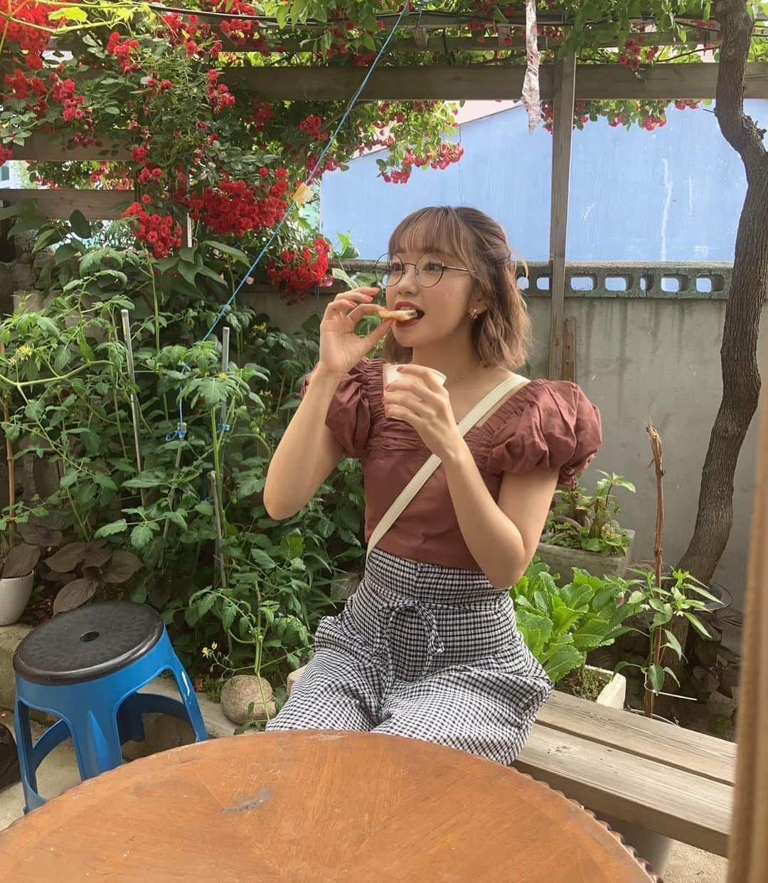 大橋彩香のインスタグラム：「オフショット📸  #あやからしさ全開   9月13日発売🌺 大橋彩香1st写真集「らしさ」  今日は早めに〜！ メイクさんもスタイリストさんも楽しそうでした✨(スタッフ)  #大橋彩香」