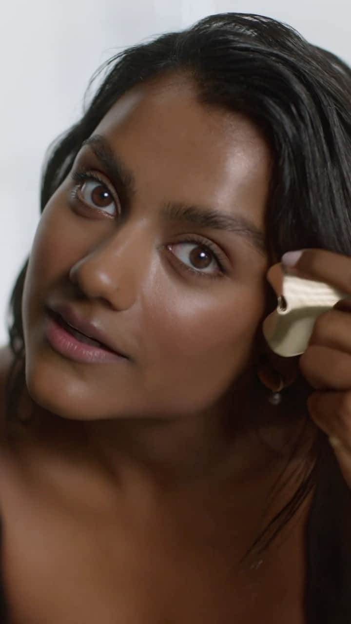 ドゥラメールのインスタグラム：「Sculpt and tone with @simoneashley and The NEW Lifting Firming Serum. To visibly transform 6 key structural zones, she gently glides this targeted treatment from her jaw to ear for a multidimensional, lifted look.   #LaMer #LaMerSkincare #LaMerLiftingFirmingSerum」