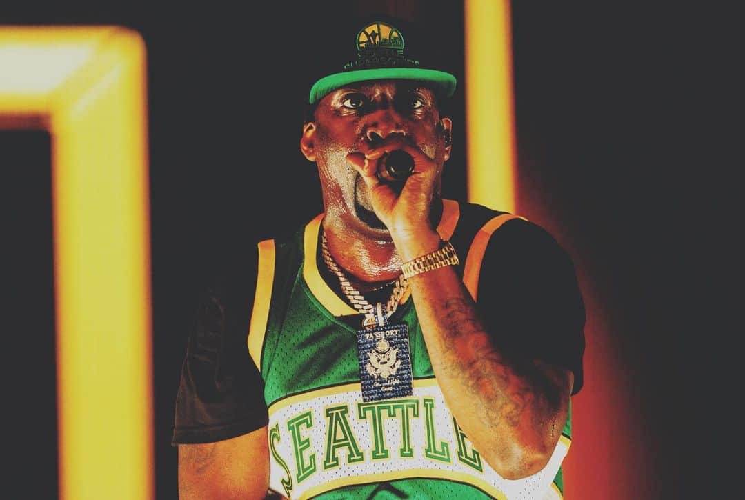 トニー・イエイヨーのインスタグラム：「No days off #seattle was crazy. Next stop #vancouver . #finallaptour @passportboyzinc .shot by 🎥 @krewsade .」