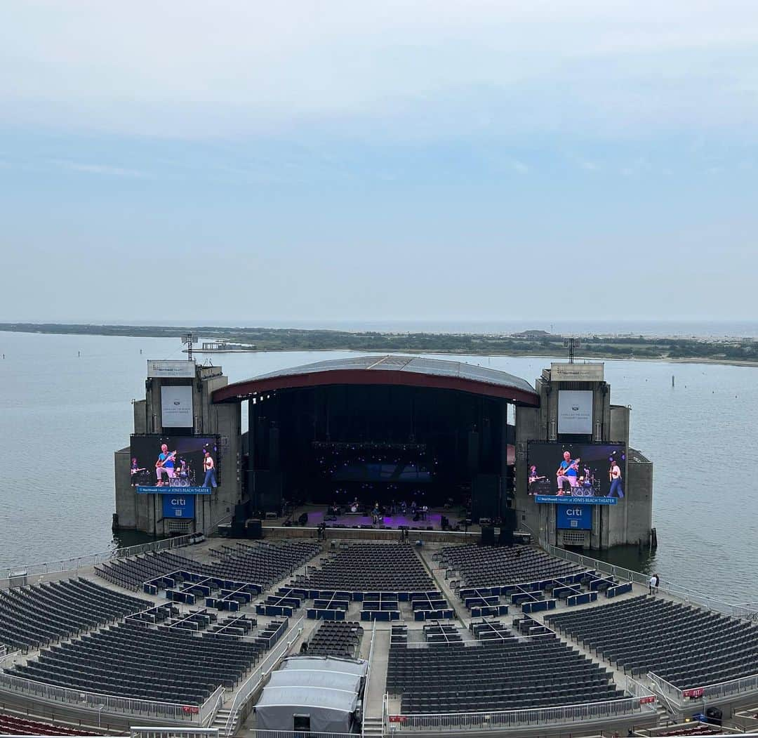 スティングのインスタグラム：「Getting ready to play at one of my favourite venues tonight #JonesBeach @northwelljbt @direalshaggy came to soundcheck for a little pre- @onefinedayphilly jam session.  We’ll see you in Philadelphia tomorrow! @manncenter #mysongstour #onefineday Photo: @burgerseth71 Video: @jmgca」