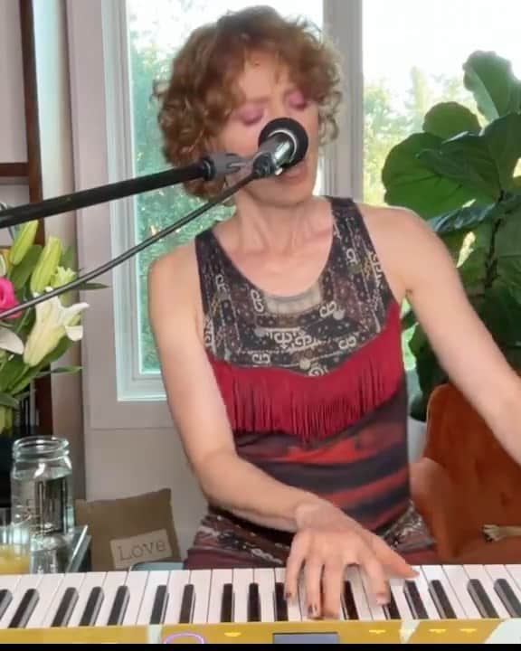 のインスタグラム：「24 hours and counting til my next live stream show! loving doing a september serenade series, while i’m not doing any acting work due to the strike. i’ll be playing my @casiomusicgear #privia #pxs7000 again!   last week i played this song of mine - Is This What You Meant - by request. it’s not been studio recorded yet, but it is on my Live at Rockwood album, recorded at @rockwoodmusichall in 2012.   then, i played my living tribute song of the week: @eltonjohn’s Someone Saved My Life Tonight. anyone who knows my music knows that elton is one of my deepest inspirations and role models as an artist. but i didn’t realize til last week’s show how much the riff in my song borrowed from Someone Saved! (not the same chords or melody or anything. but if you listen to the two back to back - the vibe is unmistakably inspired from one of my favorite songs.)   you can join me tomorrow on @stageit at 7 EST/6 C. stageit.com/aliciawitt. come stop in on the fun from wherever you are - stageit’s minimum of $2.50 will get you in! (or hit the ‘hitch a ride’ option, and i or one of my amazing FANily community members will get you in)  happy weekend y’all!  #livingtribute #eltonjohn #someonesavedmylifetonight @casio_us #casiomusic #livestream」