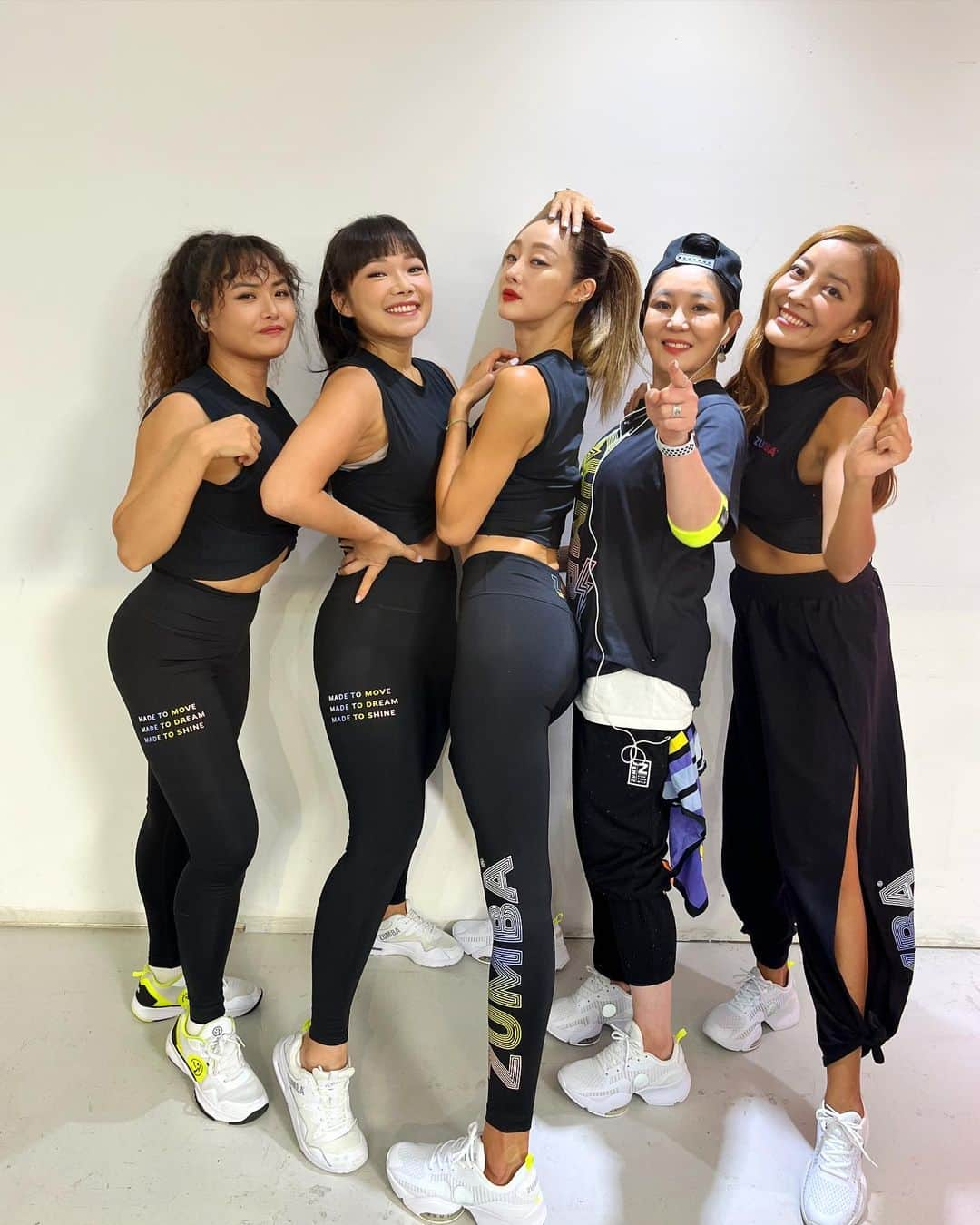 チェ・ヨジンさんのインスタグラム写真 - (チェ・ヨジンInstagram)「It's always happy to dance Zumba with this beautiful zumba instructors🔥 Thanks to @zumba for giving us great energy and bring out the best in me💕 . See u soon on Zumba youtube channel🤟🏻 줌바 공식 유투브채널에서 곧 만나용💕 . #zumba#줌바」9月9日 9時13分 - yjyjyjyjyj_yj