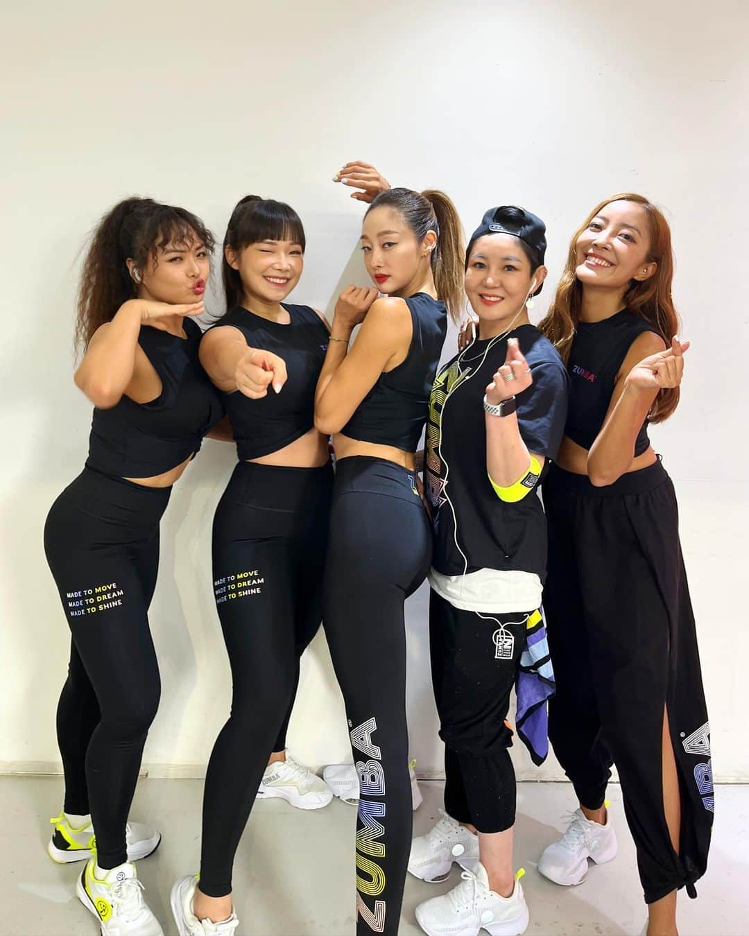 チェ・ヨジンさんのインスタグラム写真 - (チェ・ヨジンInstagram)「It's always happy to dance Zumba with this beautiful zumba instructors🔥 Thanks to @zumba for giving us great energy and bring out the best in me💕 . See u soon on Zumba youtube channel🤟🏻 줌바 공식 유투브채널에서 곧 만나용💕 . #zumba#줌바」9月9日 9時13分 - yjyjyjyjyj_yj