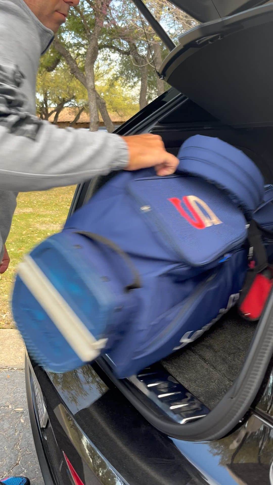 のインスタグラム：「End of the season, off weeks in Austin. Guess the temp on this plunge… 🧊」