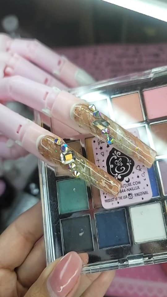 Max Estradaのインスタグラム：「Enailcouture.com shinee star glitter gel top coats, no wipe formula. Vegan,  Hypoallergenic and hema free.  Made in America 🇺🇸  Enailcouture.com  #nailartwow #gelpolish #nailsartvideos #nails #gelnails #nailart #notd #nailcolor #nailsalon #nailsalon #nailsvideotutorial #nailtech #nailsupply #nailsonfleek #fyp #nailsart」