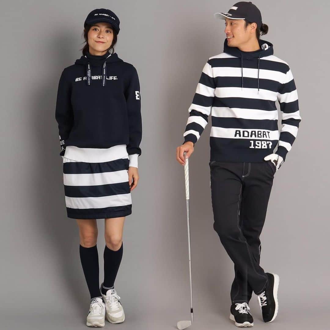 のインスタグラム：「@adabat.official ←機能的でおしゃれなウェアをご紹介中！  インパクトのある太いボーダーデザインが グリーンに映えるスタイリング◎ 柄でのリンクコーデはもちろん、 フード付きでカジュアルに着こなしていただけるトップスも合わせて 秋ゴルフを楽しみませんか？♪  レディース： プルオーバー　#11917030 インナー #11917011 リバーシブルスカート 11967010  メンズ： プルオーバー #08217001 インナー #08217011 パンツ #08277001  アダバット秋冬の新作プレオーダー！ ⭐️ポイント10倍キャンペーン⭐️  10月STYLE BOOK公開中◎ プロフィール欄のアダバット公式サイトへ飛ぶことができます！ ぜひ合わせてチェックしてみてください☺️  #アダバット #adabat #サルーキ #ゴルフコーデ #ゴルフ女子 #ゴルフ男子 #ゴルフウェア #ゴルフ初心者 #ゴルフ #ボーダーコーデ」
