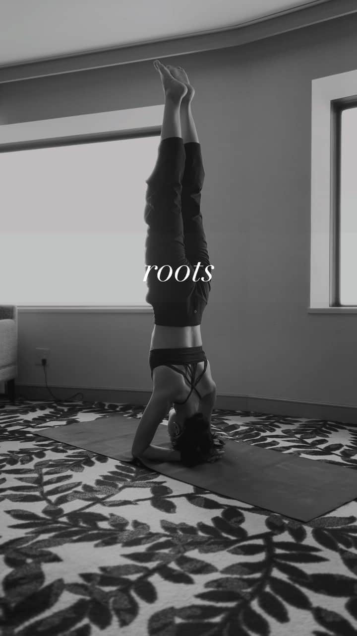 屬美於のインスタグラム：「いつだって私のルーツyoga  練習を忘れたことはない。 変わらないこと。  #mioyogastyle #yoga #yogini  朝一血流アップ❤️  自分でメイクして自分で身体の整えができて、マインドの戻し方が分かる。そして自分の色を着て勝負に出る。  自分で全部身につけた知恵だ。  そんな知恵を考えてくれた人たちに感謝です。 着付けやメイクヨガや色も。全部。  今を最大限に生きています。」