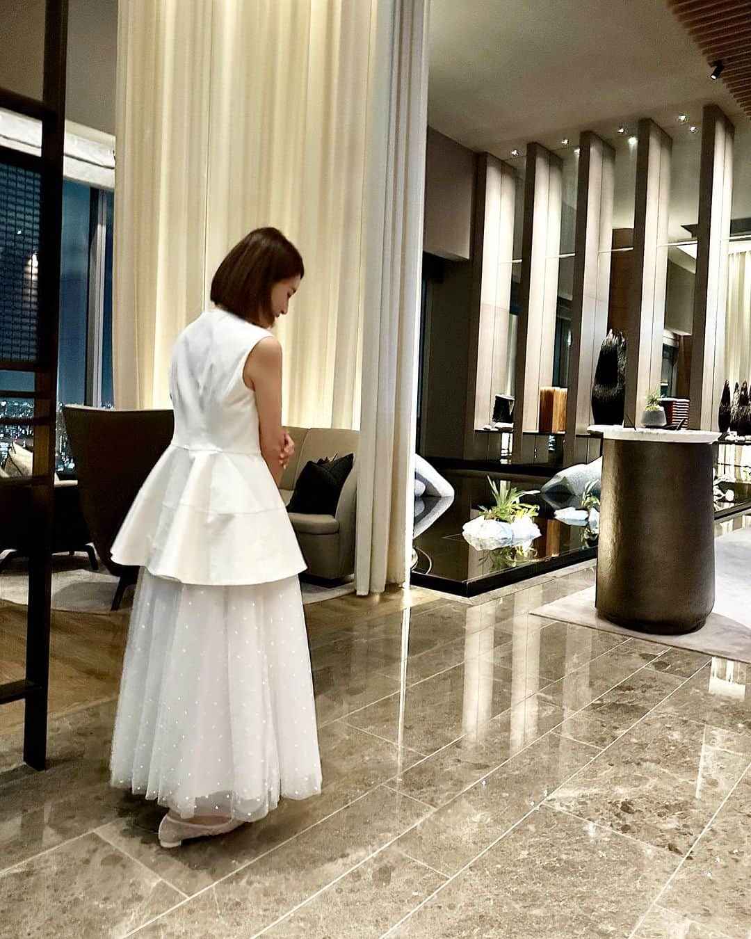 KAORI.OMURA 大村香織のインスタグラム：「今年の夏は寝る時も 冷房付けちゃってたなぁ…💦  よって、身体がバキバキで 辛くなった日が多かった  そんな時にお世話になっている @hansalondevisage   カッサとハンドで リンパをゴリゴリ流してくれる  カッサを身体に使う事に 慣れていないと 驚くかもしれないけど 疲労が溜まっている箇所は 少し痛いけど、スッキリする✨  最近また💻作業で 身体が凝っているから 伺おうと思う☺︎  あと、浮腫を放置するのは 危険⚠️ 浮腫も取れなくなるからね！ 　 定期的に流してあげようね！  背中がもっこりして来たら… 取り返しがつかない😱といつも 焦ってます  #ハンサロン#カッサマッサージ #リンパマッサージ #美容好き#浮腫み解消」
