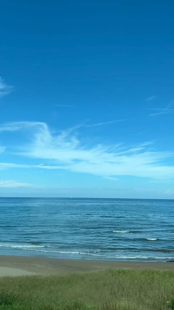 内田恭子のインスタグラム：「おはようございます。 今朝は日本海からスタート。  雲が龍に見えるね。 詳細はまた！  #ロケ  #日本海  #辰年女 #内田恭子  #kyokouchida」