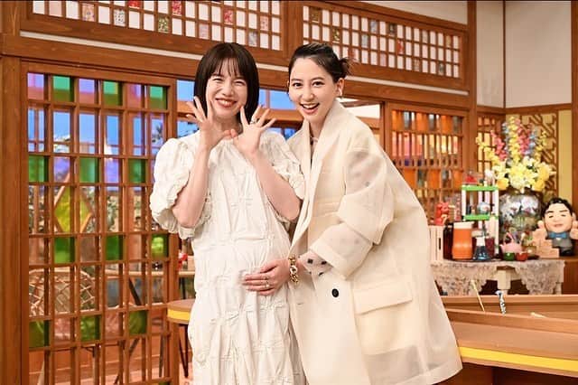 弘中綾香さんのインスタグラム写真 - (弘中綾香Instagram)「⚠️来週から始まる「1泊家族（ワンパク家族）」✨ ⁡ 日本全国で驚きの暮らしをする家庭に スタッフが1泊させてもらい、 わんぱくな人生を歩む家族から 楽しく生きる術を学ぶ 密着ドキュメントバラエティーです🥳✨ ⁡ メンバーは変わらず 千鳥ノブさん/河北麻友子さん/見取り図のお2人🫶🏻 ⁡ チームワークは変わらず、 番組内容がもっと家族や日々の暮らしに寄り添うものになりました📣 ⁡ 初回ゲストは 大泉洋さん✨ 1時間半スペシャル！来週16日放送です。 ⁡ 放送は毎週土曜よる6時半です👻」9月9日 9時29分 - hironaka_ayaka