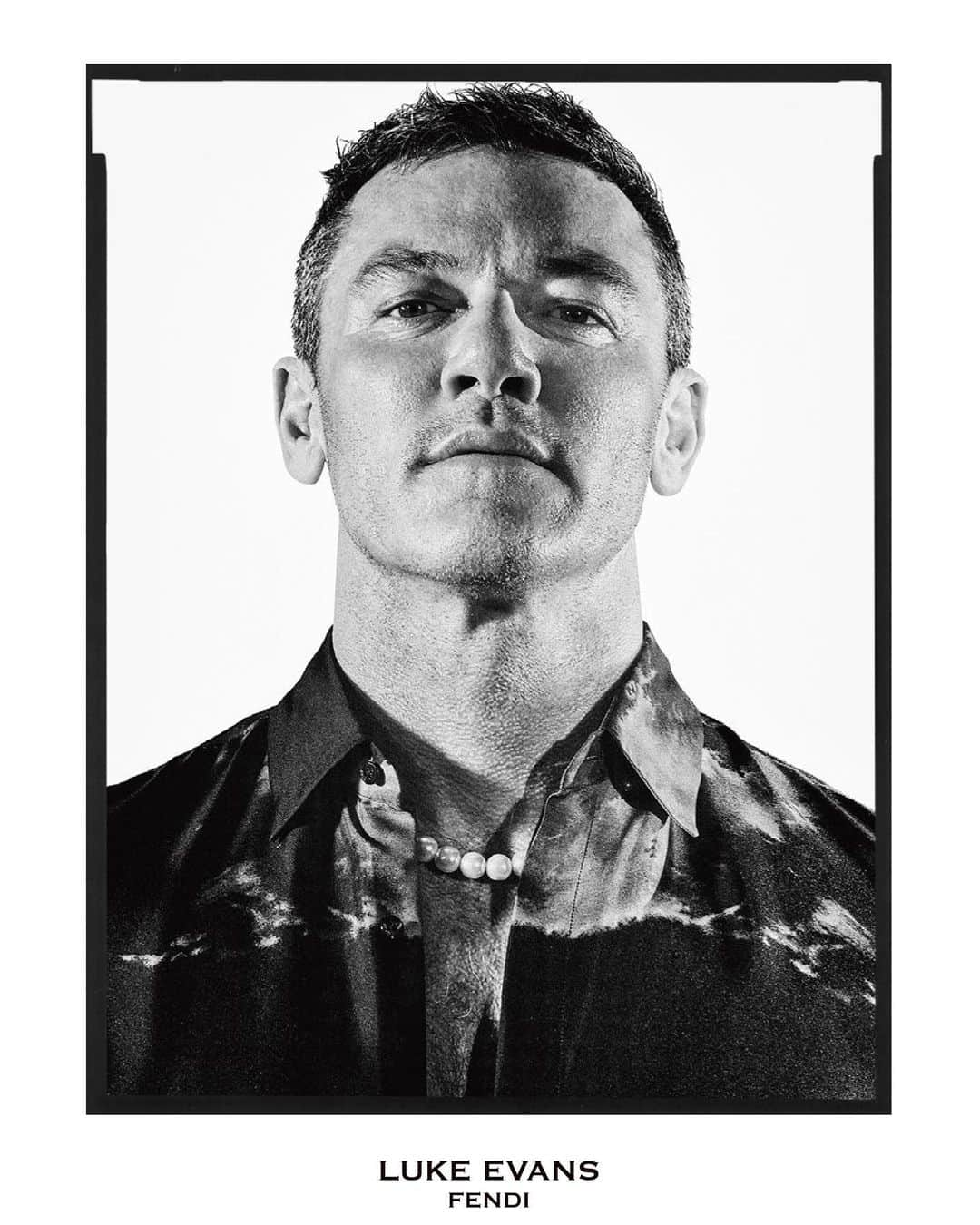 レスリー・キーのインスタグラム：「Super Magazine @supermagazinenyc  ★ 2023SS issue 02★  「A Tribute to Richard Avedon」  ★LUKE EVANS★ @thereallukeevans   Photographed by @lesliekeesuper   @avedonfoundation #richardavedon #avedon100 #superavedon #supermagazinenyc #lesliekee @hanjeehanjee @enosogohs @alvindu2023 @fendi @frantomasr #fendi #lukeevans」