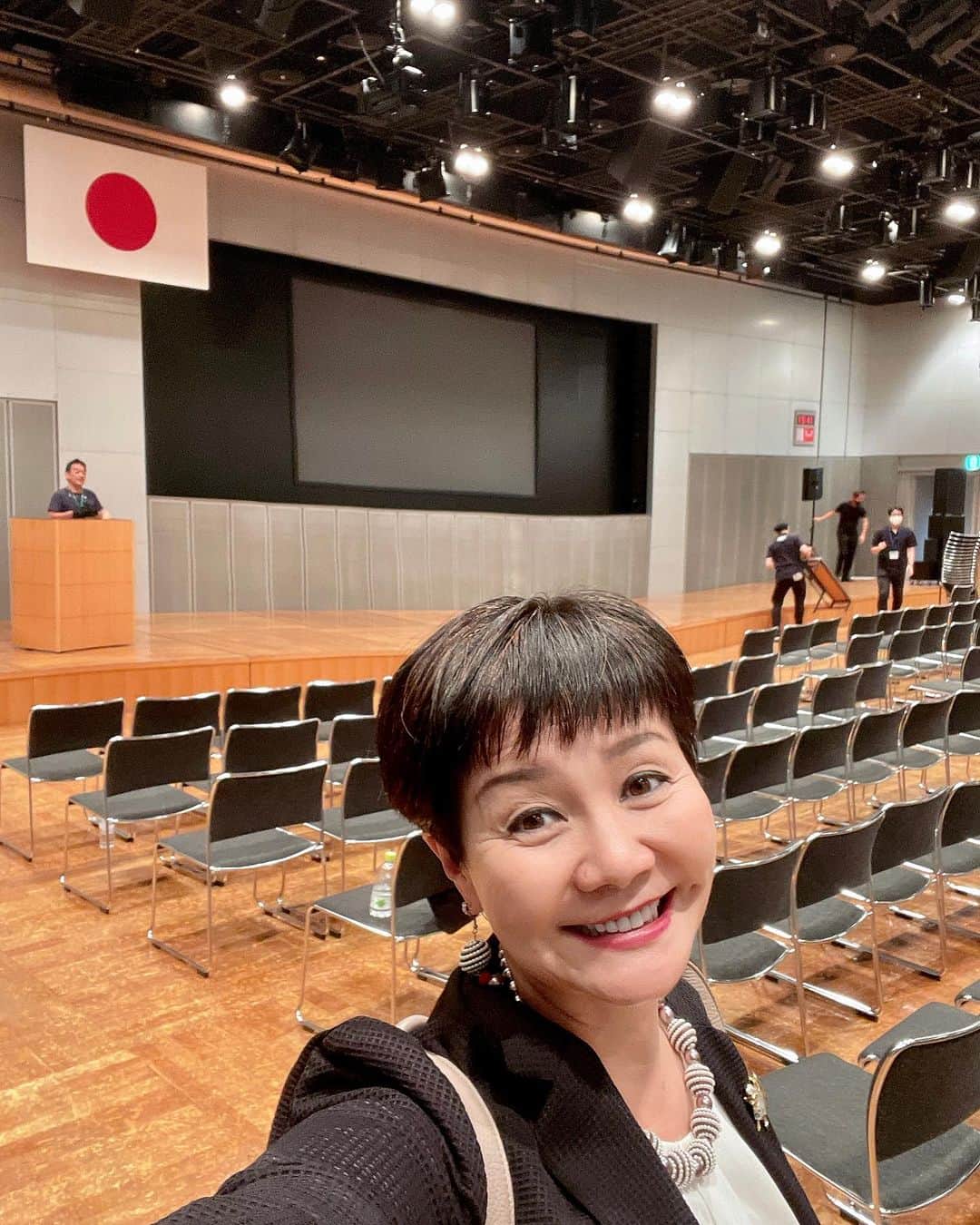 山本華世のインスタグラム：「情熱ある皆さんといると元気もらえます。刺激になります。私も何か何か頑張ります‼️ 昨日は800人超えの前で司会させてもらいました。マイク持って喋るお仕事は結婚式の司会から、、、なので、司会は好きです。てか、人が司会してる結婚式に出ると、、、若干ストレス、、、あっ、ごめんなさい。」