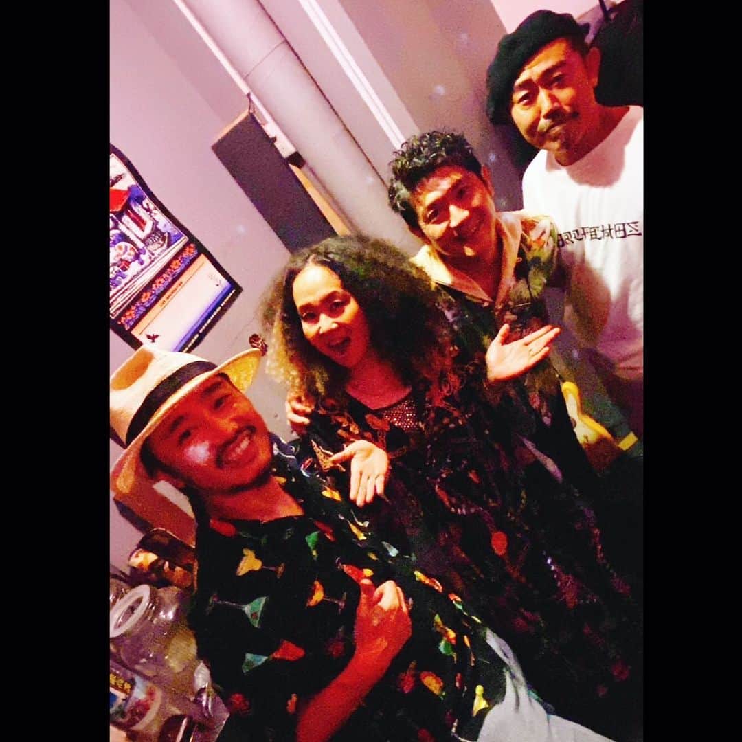 MONKYのインスタグラム：「昨日はCOSMIC JUNGLE feat.EMI＠横浜ドゥビドゥバー  台風の中来てくれたお客さん、ありがとうございました！！  衣美ちゃんのソウル炸裂で、涙腺やばかったー🥲  流石です！！！  いつも幸せvibes溢れるドゥビドゥバー、最幸な夜をありがとうーー！  次回のCOSMIC JUNGLEはfeat.なかの綾！！  9月28日は日吉の楽園、Transitにて。  そして10月4日は高円寺の何でも美味しい沖縄料理の名店、抱瓶にてBurningしちゃうよ🔥  Welcom to Jungle!!!  @cosmic_jungle2021」
