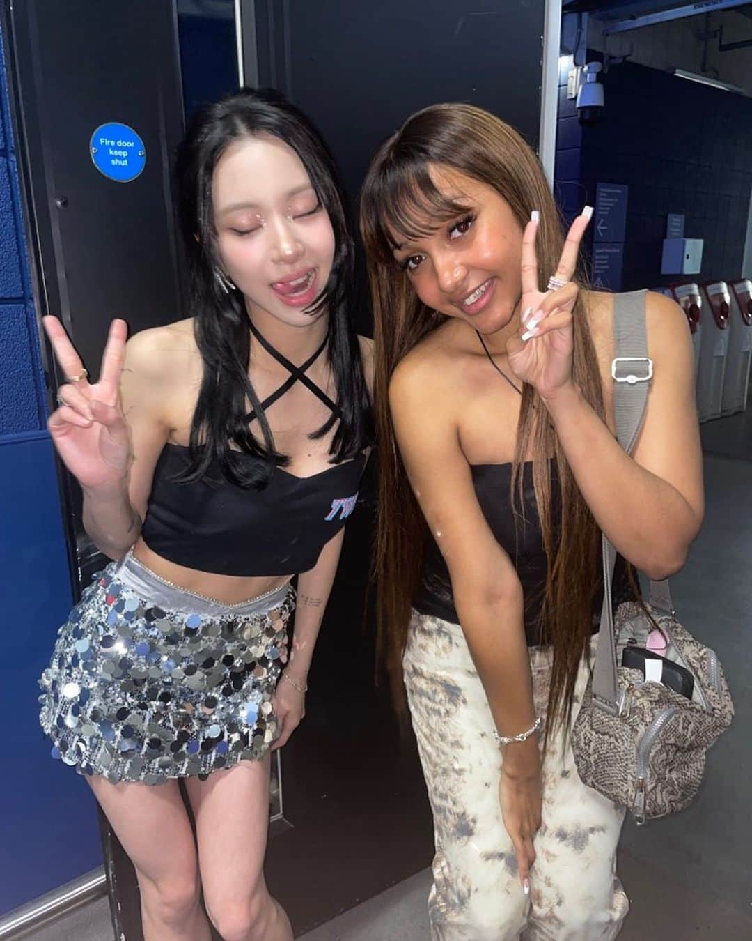 チェヨンのインスタグラム：「Thank u London🖤🪽」