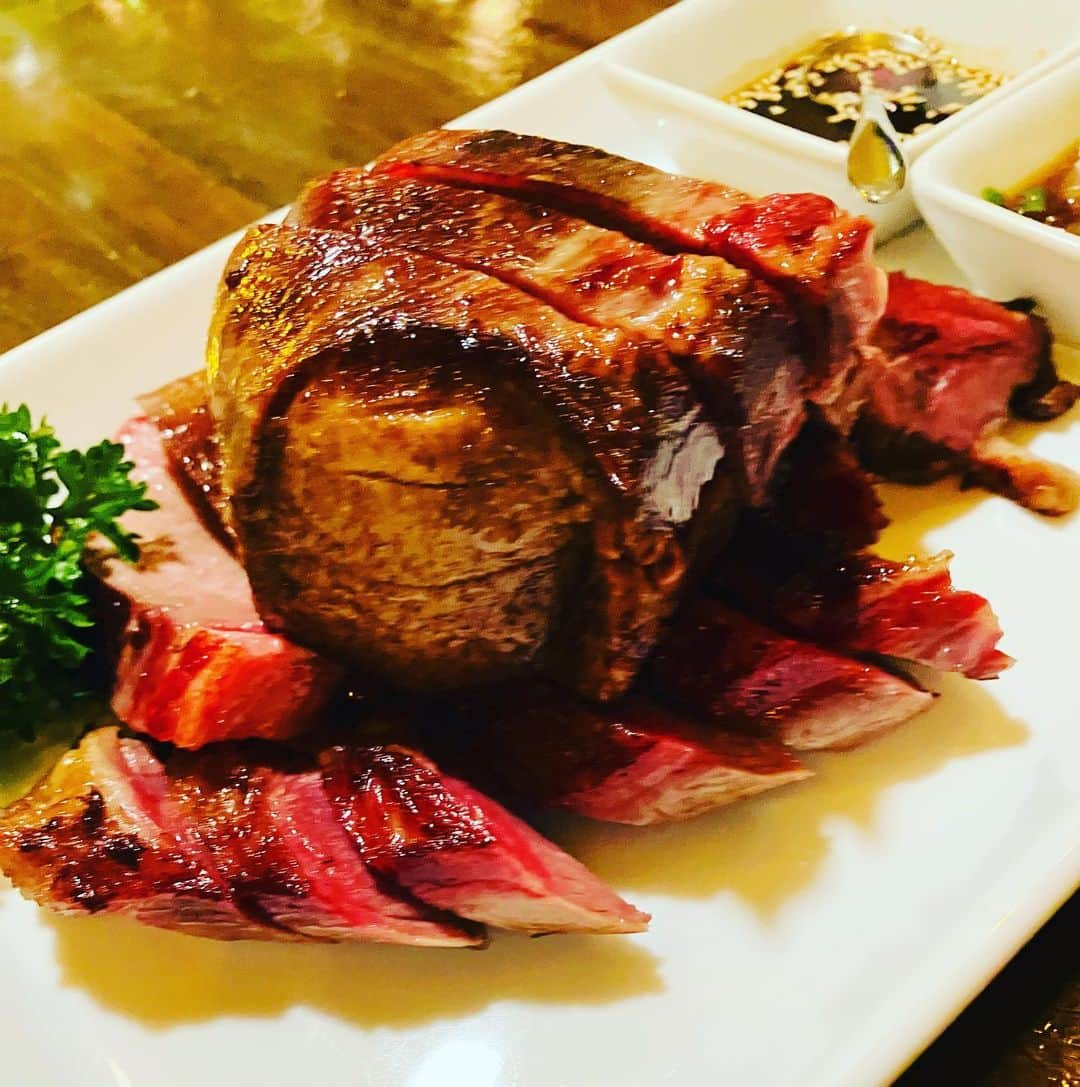 NATCHINのインスタグラム：「ナッチロリンゴスター★Tour 2023@仙台 Cafe de Lucille  自称「第二の故郷」仙台！ 今回は2DAYSという事で、前日からゆっくり満喫しました  夜は、チロリンさん御用達、入り口に「一見さんお断り」と貼ってあったお店へ  こんな牛タン見た事ない😆  SHINGO☆と目を合わせ、笑っちゃいました🤣  良きライブになりそうです🎶」