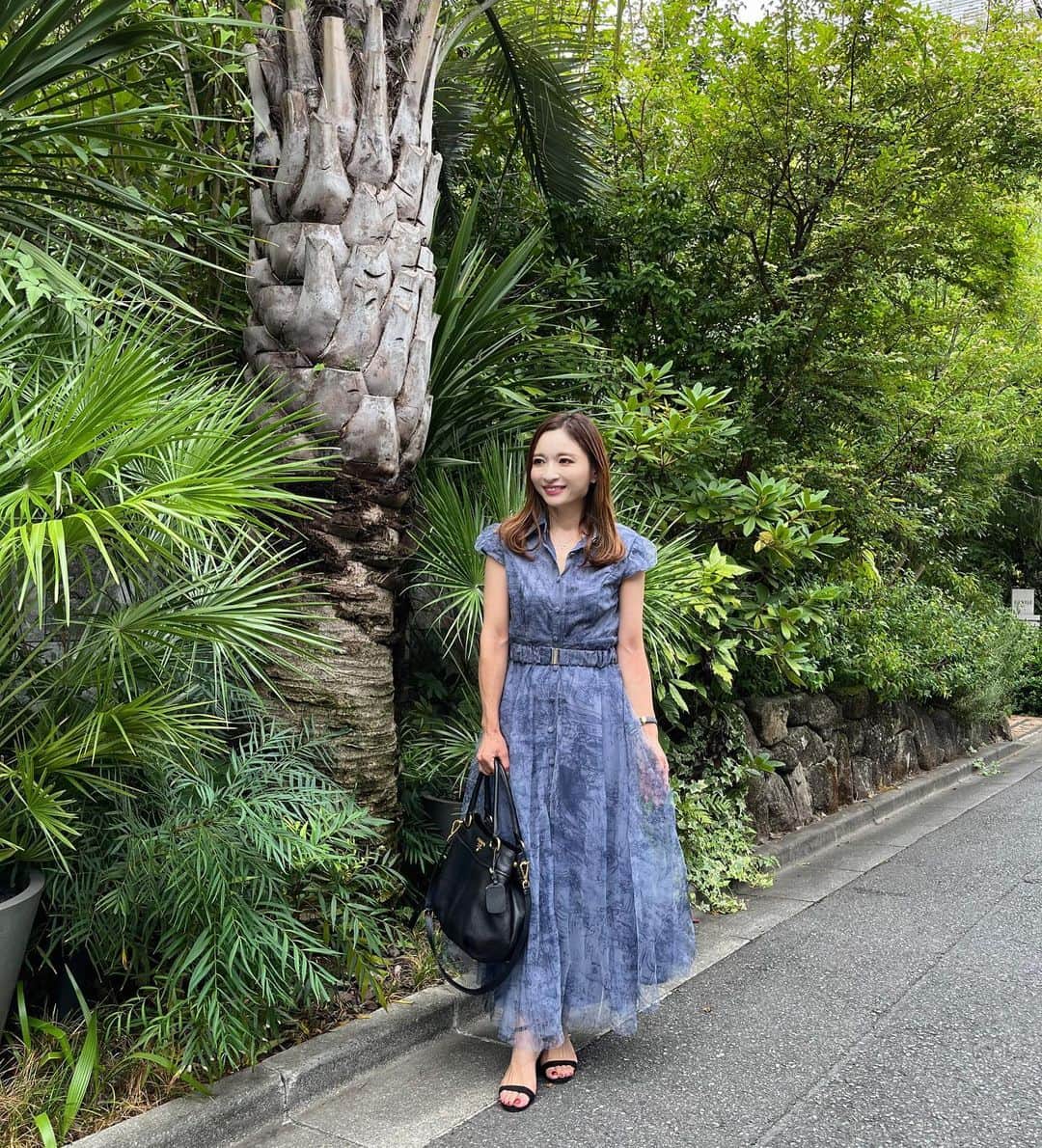 AriizumiEmaのインスタグラム：「コーディネート。 ワンピースは、一昨年のものですが今年も発売していました❤️ ふんわりチュールワンピースは、 綺麗な女性に会う時だと着れます笑  #dress  @dholic  ☑️ワンピースは楽天ルームに載せています。 ストーリーに楽天ルームのリンクを貼りました💕  ・ #fashion#ootd#codinate#instafashion #コーディネート#アラフォー#アラサー#アラフィフ #大人コーデ #お仕事コーデ  #大人ファッション #大人可愛い #韓国ファッション#綺麗めコーデ#きれいめコーデ#カチューシャ#プチプラコーデ#50歳コーデ」