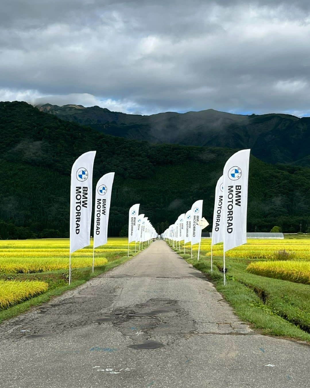 のインスタグラム：「待ちに待ったBMW MOTORRAD DAYS JAPAN 2023！ 本日10時～オープンです。  現地は天気も良好！ 皆様のご来場ををお待ちしています！ お気をつけてお越しください。  #MakeLifeARide #BMWMotorradDays #BMWMotorrad #BMWモトラッド #駆けぬける歓び #モトラッド白馬」