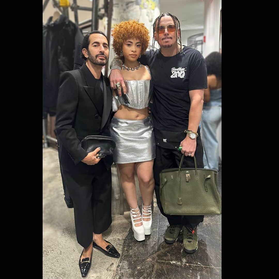 マーク・ジェイコブスのインスタグラム：「tonite.  at dover street market with the incredible ice spice   @icespice  @chardefrancesco  @marcjacobs  @doverstreetmarketnewyork  #deli #inhamood #gratefulnothateful」