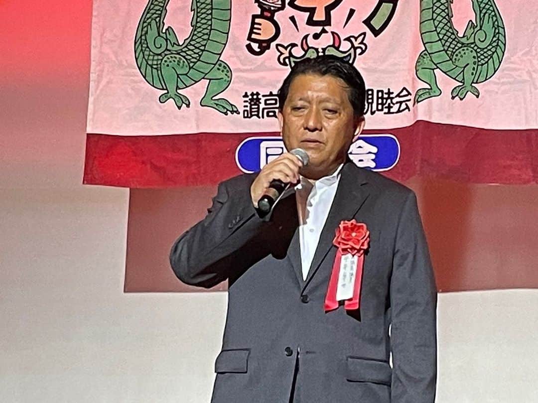 のインスタグラム：「讃高カラオケ親睦会の大会でカラオケを歌いました。曲は、私が2013年にリリースした「パステル色の記憶」です。それにしても、朝から歌うのは大変ですね。皆さん元気に最後まで、大会を盛り上げてください。カラオケはただの歌い手と聴き手を繋ぐものではありません、それは心を繋ぐ魔法のようなものです。音楽を通して、地域を元気にしましょう！#平井卓也」