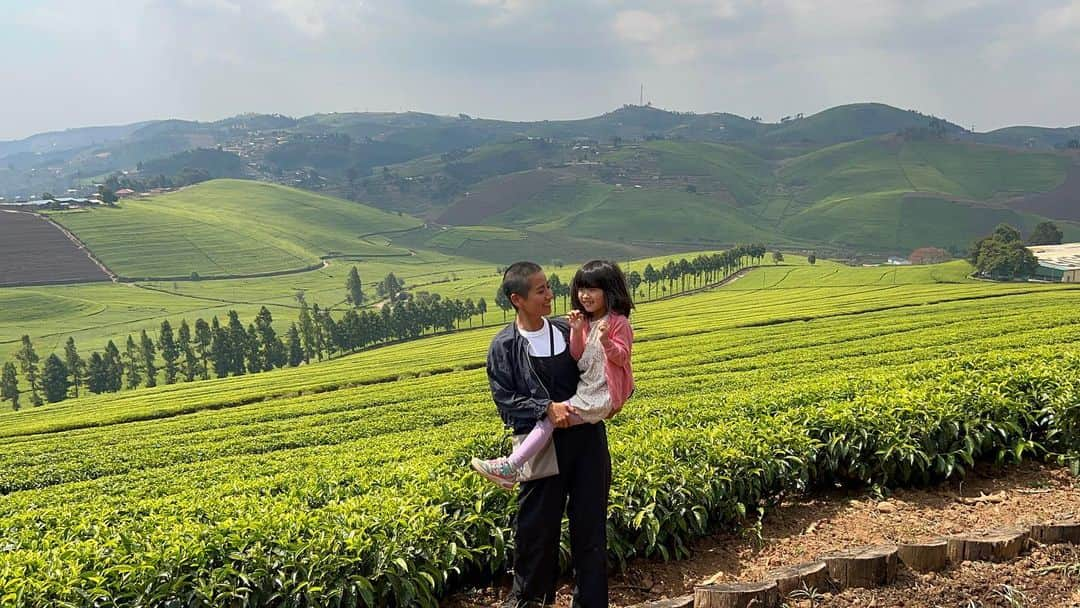 榎戸教子さんのインスタグラム写真 - (榎戸教子Instagram)「【ルワンダ】 訪れてみていつか住みたいと思ったルワンダ。 ルワンダの大虐殺があったのは1994年。 100万人以上、国民の10〜20%が亡くなりました。 負の歴史の印象が強かった国ですが、 訪れてみると驚くことばかり。 街が美しく、国民が政府を信用しているのです。 国は変わることができるのだということを 今のルワンダが証明していると感じました。 ティーファームとコーヒーファームへも。 大虐殺の歴史も学びました。  音声メディアVoicyでお話ししました。 写真と合わせてお聴きください。  『#90 ルワンダの6泊7日』 https://voicy.jp/channel/3482/580690  #rwanda #africa #ルワンダ #coffee #tea #trip #genocide #worldtraveler」9月9日 9時58分 - noriko_enokido