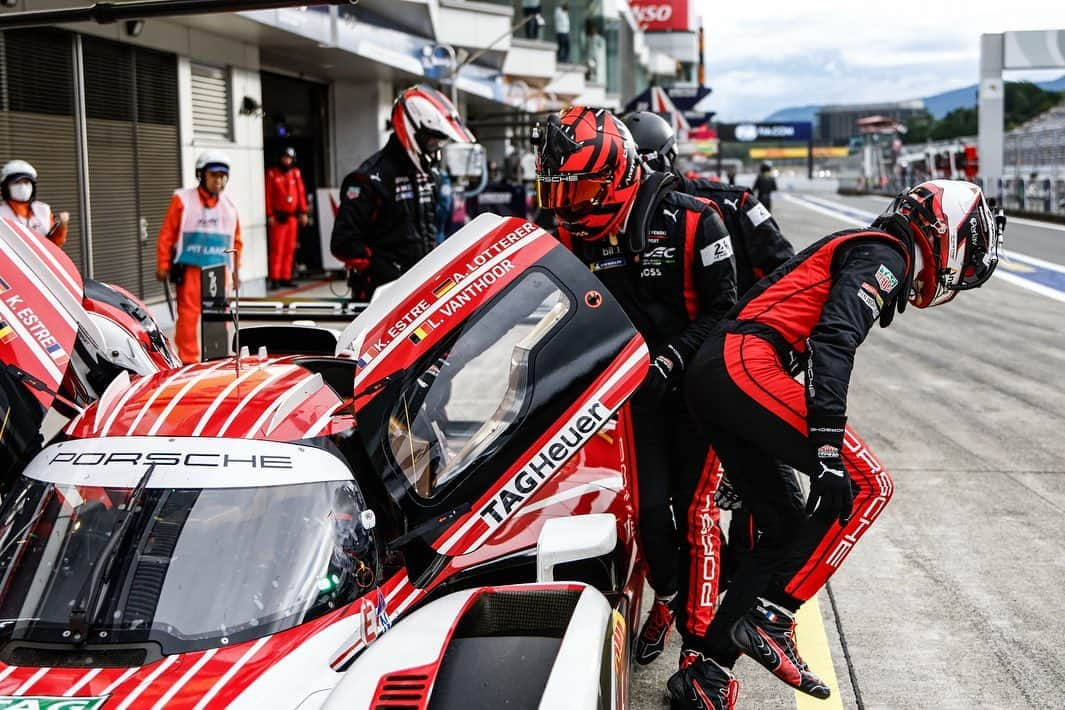 アンドレ・ロッテラーのインスタグラム：「Good morning from Fuji! 🗻  Our #6 is revved up and ready to roll. We’re starting the day with Free Practice 3, then onto an autograph session, and later, the thrill of qualifying. Make sure to check my stories.   Where are you watching from? 👀👇🏼  #motorsport #porsche #racing #hypercar #fiawec_official #fiawec」