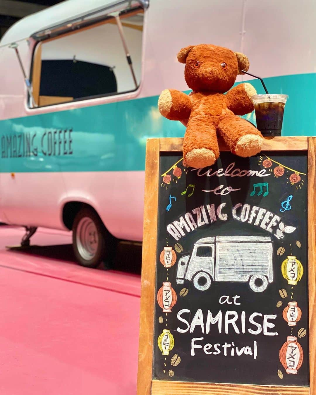 AMAZING COFFEEさんのインスタグラム写真 - (AMAZING COFFEEInstagram)「. 本日より『SAMRISE Festival』開催です🥳✨  6組の出演アーティストさんとのSpecial Collaborationも実現しました🔥😆  2日間限定のお祭りを楽しみにいらしてください(^o^)v⤴︎⤴︎  🏮9月9日(土)コラボラインナップ   ALL🪙×4コイン  ✡️ONE N' ONLYさん 「味覚がエヴォ！エヴォ！サマードリンク」 ✡️C&Kさん 「期待の新人16年目の汗汁～濃いめのカフェオレ～」 ✡️THE RAMPAGEさん 「グーパンチ」  🏮9月10日(日)コラボラインナップ   ALL🪙×4コイン  ✡️Mr.ふぉるてさん 「I Love me」 ✡️神はサイコロを振らないさん 「俺とお前で1on1 〜甘いキスで小さくなるきMint〜」 ✡️GENERATIONSさん 「HEAT UP」  🏮9月9日(土)・10日定番ラインナップ  ✡️水出しアイスコーヒー 🪙×4コイン ✡️カフェラテ 🪙×2コイン ✡️チョコモ〜モ〜 🪙×2コイン  ※両日ともドリンク準備数に達し次第、販売を終了いたします。予め、ご了承ください。  🔸開催日 9月9日(土)・9月10日(日)  🔸営業時間 11:00〜21:00(L.O.20:30)  🔸開催場所 さいたまスーパーアリーナ L コミュニティアリーナ / FOOD&BARエリア(STAR FOOD COURT & Amazon Smile Bar)  🔸注意事項 ※FOOD&BARエリアへのご入場には、FOOD&BARエリア入場券付きのARTIST STAGEチケットのご購入もしくはFOOD&BARエリア スターターセットのご購入が必要です。  ※ご購入後のチケットおよびスターターセットは、キャンセル・交換・払い戻しは原則としてできませんので、あらかじめご了承ください。  ※料理やドリンクは飲食コインでのご購入となります。  ※追加飲食コインはイベント会場にてご購入いただけます。   #AMAZINGCOFFEE #アメージングコーヒー #AMeCO #アメコ #Coffee #SRF #SAMRISEFestival #samrise_fest #サムライズフェスティバル #サムライズフェス #夏フェス #フェス #saveyourneighbor @samrise_fest @onenonly_tokyo @candkinfo @the_rampage_official @mr.forte__official @kami_sai_official @generations_official」9月9日 10時00分 - amazing_coffee_official