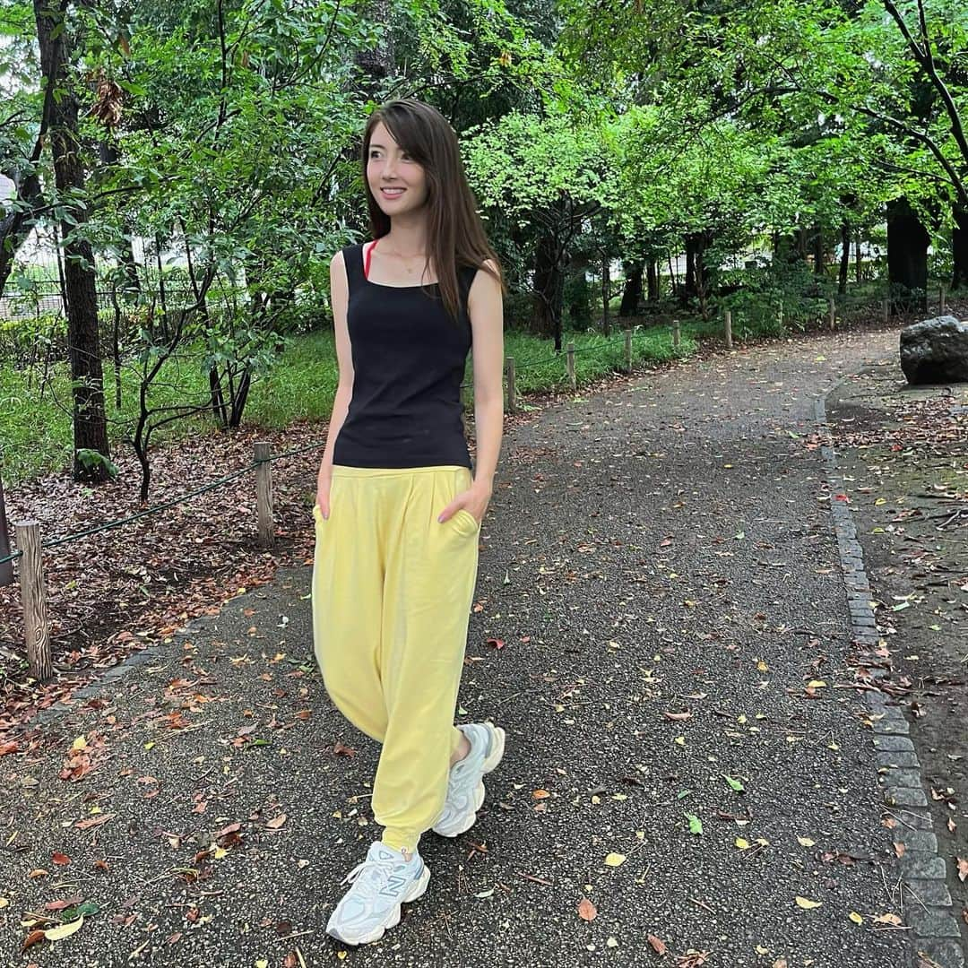 クリスティー麻里子のインスタグラム：「Saturday morning 🌿  Wearing @budhi_mudra 🧘🏻  韓国で人気なヨガウェアブランド BUDHI MUDRAが7月に日本上陸🩵  締め付け感がないゆったりとしたシルエットに 肌触りがしっとりしていて着心地の良いウェア😎  カラーも色々あって普段使いできるデザインがより良い🧘🏻💕  ▫️ https://budhi-mudra.jp  #budhimudra #PR #yogawear #ヨガウェア #outfit #pilates」