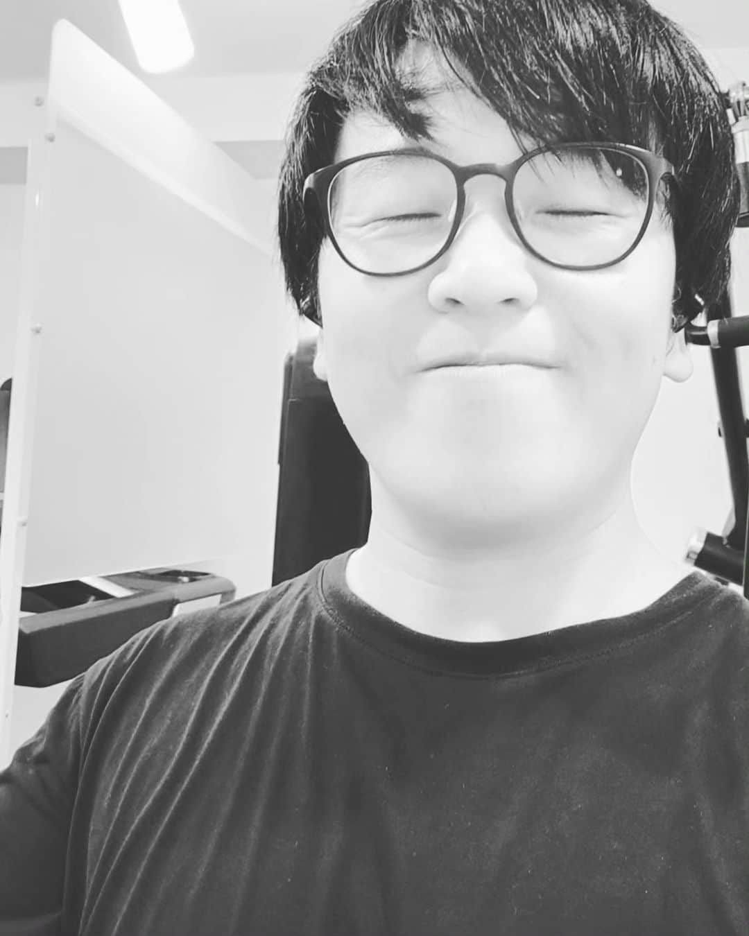 のインスタグラム：「朝ジム。 朝で全ての体力を消耗しました。  ・ショルダープレス ・ラットプルダウン ・ディップス ・エアロバイク  #朝ジム #朝のルーティン」
