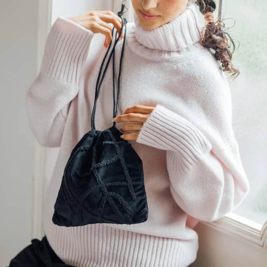 アメリカンラグシーのインスタグラム：「. beej  velor stringbag LINE  【商品サイズ】 FREE : 幅 24cm / 高さ 23cm / マチ 0.5cm / ストラップ（片側）50cm  手持ちや斜め掛けして気軽なお出かけにも使える巾着型バッグ。ベロア素材に、フリーハンドで描いたような模様がオリエンタルな印象で、スタイリングのアクセントになるアイテムです。内側にはスマートフォンや小物の収納に便利なポケットが付いています。  【beej / ビージ】 ヒンドゥー語で「種」を表すbeej。種から芽吹き、花が咲き、見た人の気持ちが温まり、感謝や笑顔を循環していきたい。そんな思いを込めて、インドの職人がひとつひとつ丁寧に作っています。  #americanragcie  #アメリカンラグシー  #ビージ  #beej」