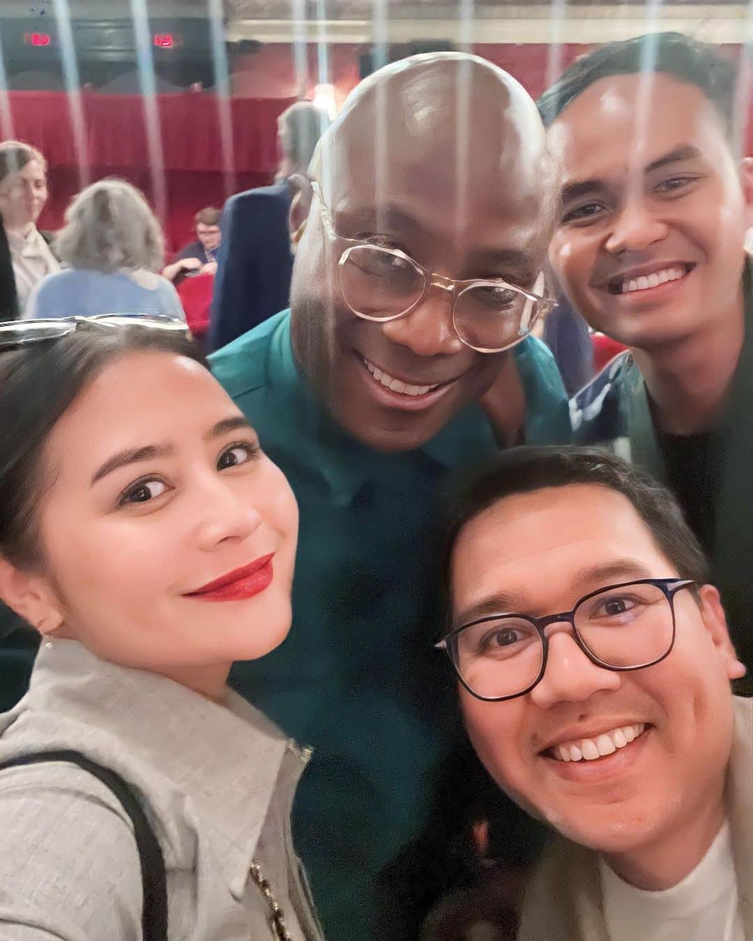 Prilly Latuconsinaさんのインスタグラム写真 - (Prilly LatuconsinaInstagram)「I MET BARRY JENKINS, EVERYBODY!!!! @bandrybarry   I was super shocked when I found out that I sat in the same row with Barry Jenkins and Lulu Wang! To be able to meet my favorite filmmakers is like a dream come true! I am a big fan of their work, and their movies open my perspective in so many ways! I wish I could be like them someday! ❤️   And also, congratulations Lulu Wang for your series Expats! What a fantastic work! ❤️ @thumbelulu @tiff_net」9月9日 10時24分 - prillylatuconsina96