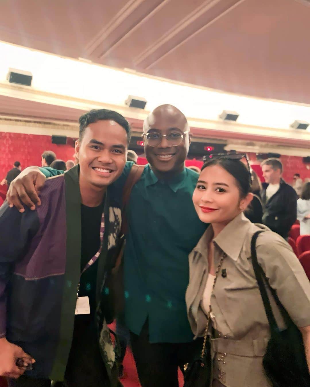 Prilly Latuconsinaのインスタグラム：「I MET BARRY JENKINS, EVERYBODY!!!! @bandrybarry   I was super shocked when I found out that I sat in the same row with Barry Jenkins and Lulu Wang! To be able to meet my favorite filmmakers is like a dream come true! I am a big fan of their work, and their movies open my perspective in so many ways! I wish I could be like them someday! ❤️   And also, congratulations Lulu Wang for your series Expats! What a fantastic work! ❤️ @thumbelulu @tiff_net」