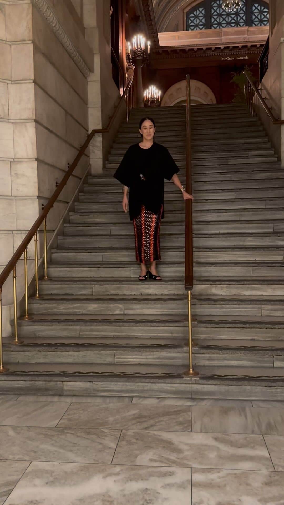 エヴァ・チェンのインスタグラム：「I feel like I risk my life every time I film an outfit video walking down the stairs 😂🥴🏥🩼💀🪦 pls remind me never to do it again」