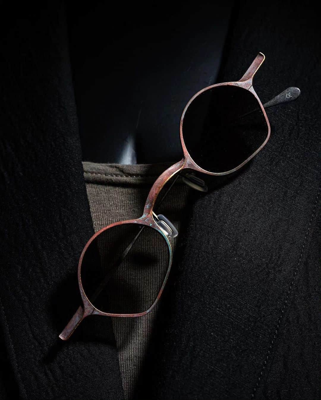 リガーズさんのインスタグラム写真 - (リガーズInstagram)「Repost @inn7   Rigards 10th Anniversary edition ⁠ Sunglasses made from copper.⁠ Part of the new FW 23-24 drop ⁠  Model No.#RG1923CU ⁠ Available in-store & online⁠ ⁠----------⁠ #inn7tlv #inn7fashion #inn7  #darkfashion #avantgarde #avantgardefashion #highfashion #avantgardetlv」9月9日 1時35分 - rigards