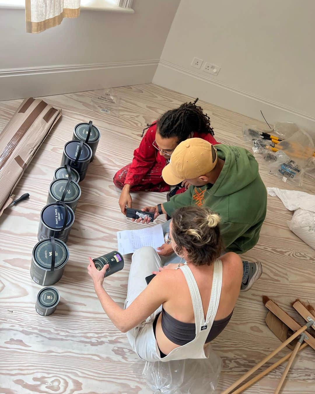 アリゾナ・ミューズさんのインスタグラム写真 - (アリゾナ・ミューズInstagram)「So…we recently moved house, and for a long time now I have wanted to use my hands to create and express myself. Now, I may have taken that expression a little too far (come to our house if you want to see what an indoor rainbow looks like) HOWEVER…  I absolutely adored this process and learning from this magnificent team of creative people - they all made it so fun.   We used natural sea sponges to make this texture, and @littlegreenepaintcompany natural paint which is non toxic (it smelled like clay, more things need to smell like clay).   The kids even got involved too, and I will now be picking glitter out of Cy’s hair until her 18th birthday 🦄  A new experience for us all, sunglasses on indoors for a while, let’s see how we feel once it’s all finished…😬 🌈🏠」9月9日 1時26分 - arizona_muse