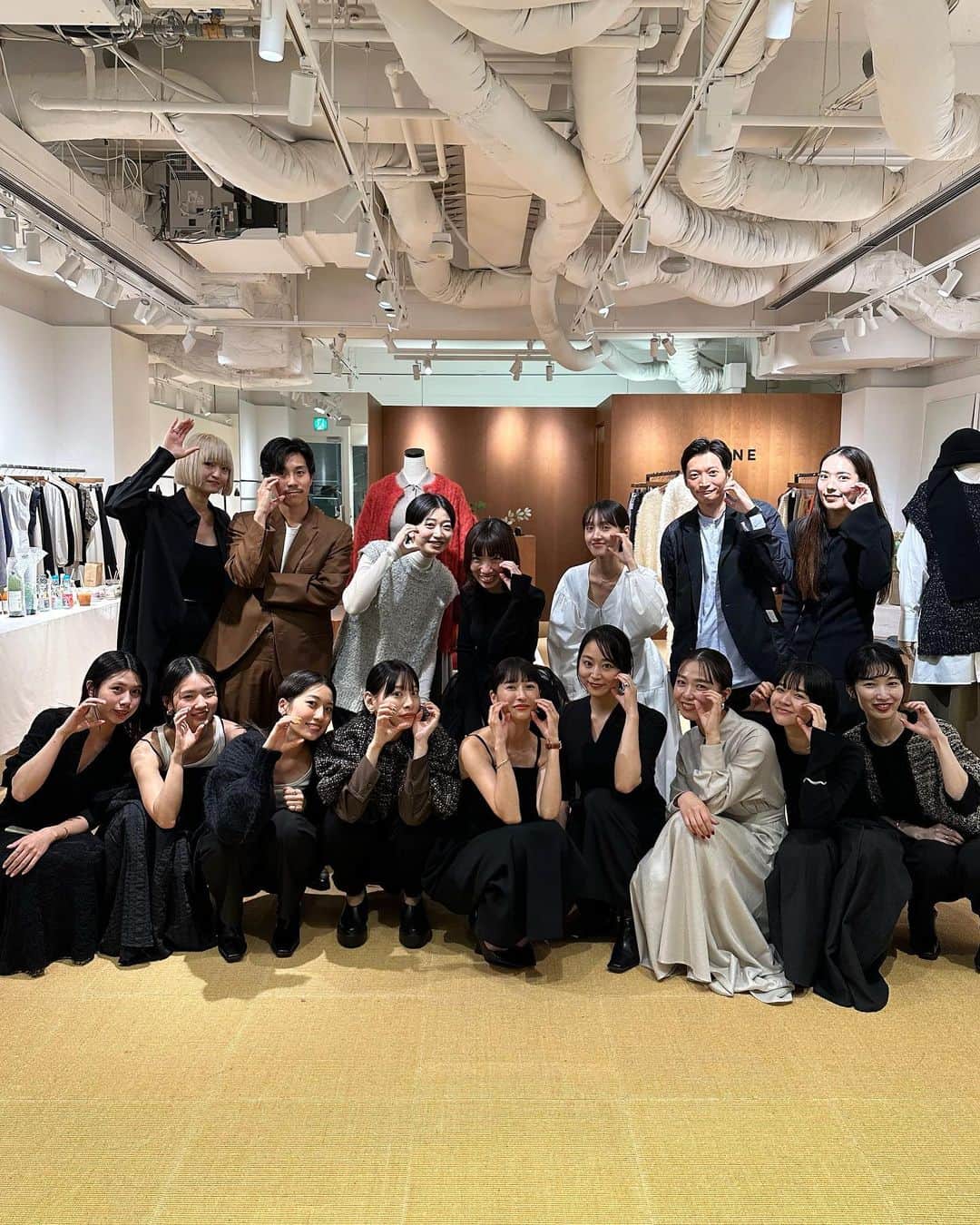 松本恵奈のインスタグラム：「今日は足元の悪い中、表参道ヒルズ店のレセプションパーティーに遊びに来てくださり本当にありがとうございました。 みなさんとゆっくり過ごす事ができとても楽しかったです。  これからも新しく生まれ変わった表参道ヒルズ店をよろしくお願いします♡ 最後にみんなで♡📷 #clane #表参道ヒルズ店 #リニューアル #open #レセプション」