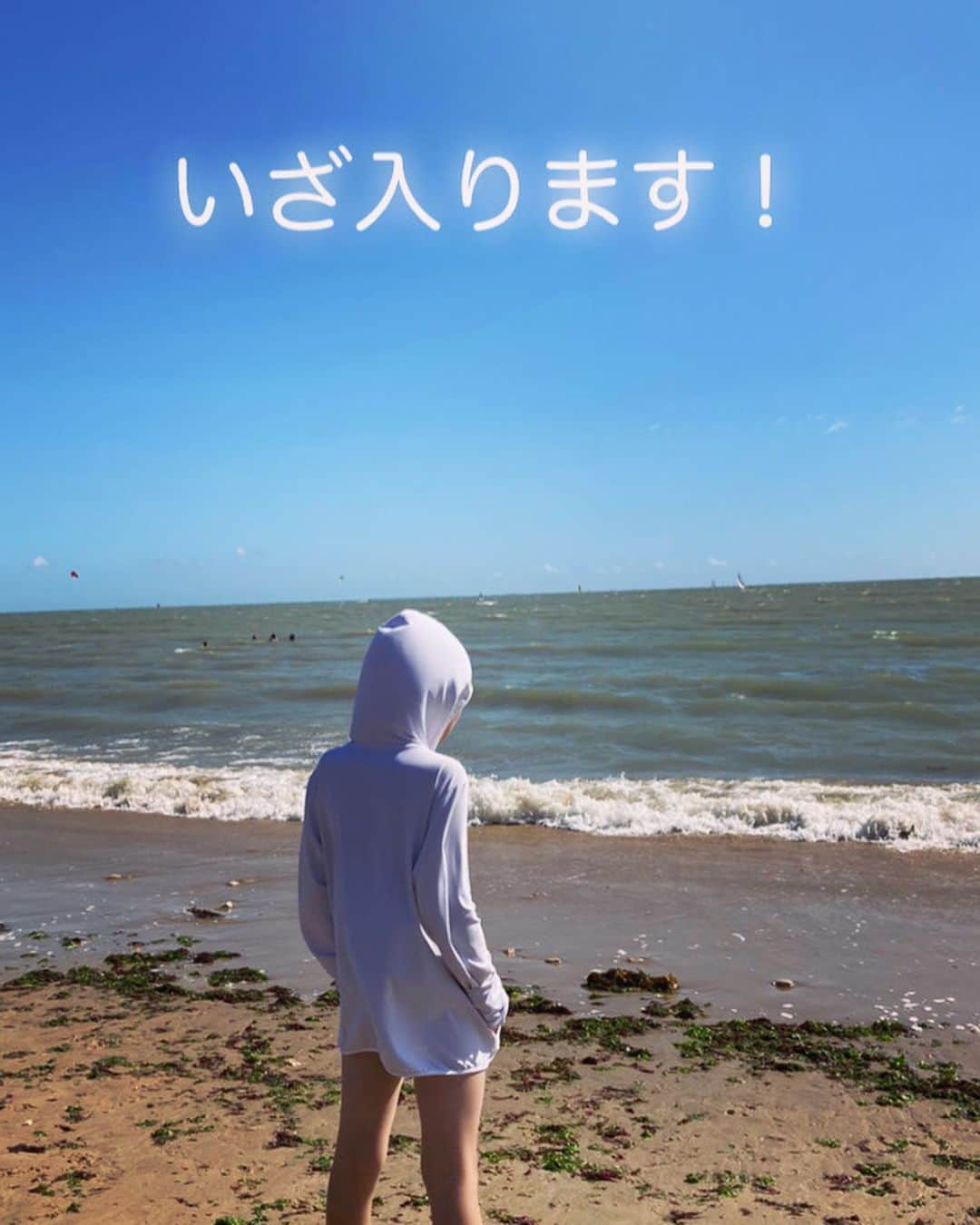 小明さんのインスタグラム写真 - (小明Instagram)「🌊🐻‍❄️⛱️ 準備不足でビーチ行ったもんだからみんな足を貝殻でザクザクやられてたよ！」9月9日 1時37分 - akarusan