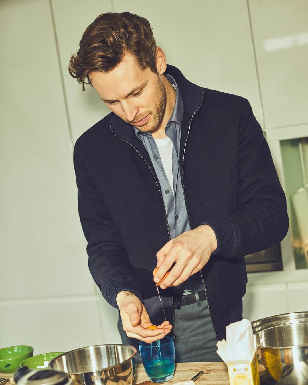パルジレリのインスタグラム：「For his moments of cooking creation, Chef @baptiste.fache ’s choice here fell on the blue knit bomber jacket, easy to wear and still elegant also in casual occasions.   Discover the new FW23 Collection on palzileri.com   #PalZileri #PalZileriFW23 #TheEffortlessMan #EffortlessAttitude」