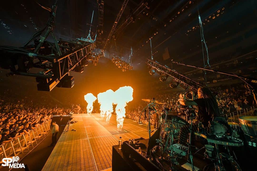 Shinedownさんのインスタグラム写真 - (ShinedownInstagram)「Pittsburgh, PA tonight… and Alton, VA tomorrow for @blueridgerockfest! 🤘Then on to Detroit Rock Cityyy.  WE OUT HERE!!! 🔥 #TheRevolutionsLiveTour 🔥 @paparoach @spiritboxmusic  🎫 $25 Tickets (in select markets, while supplies last) + VIP at shinedown.com  📸 @sanjayparikhphoto」9月9日 1時50分 - shinedown