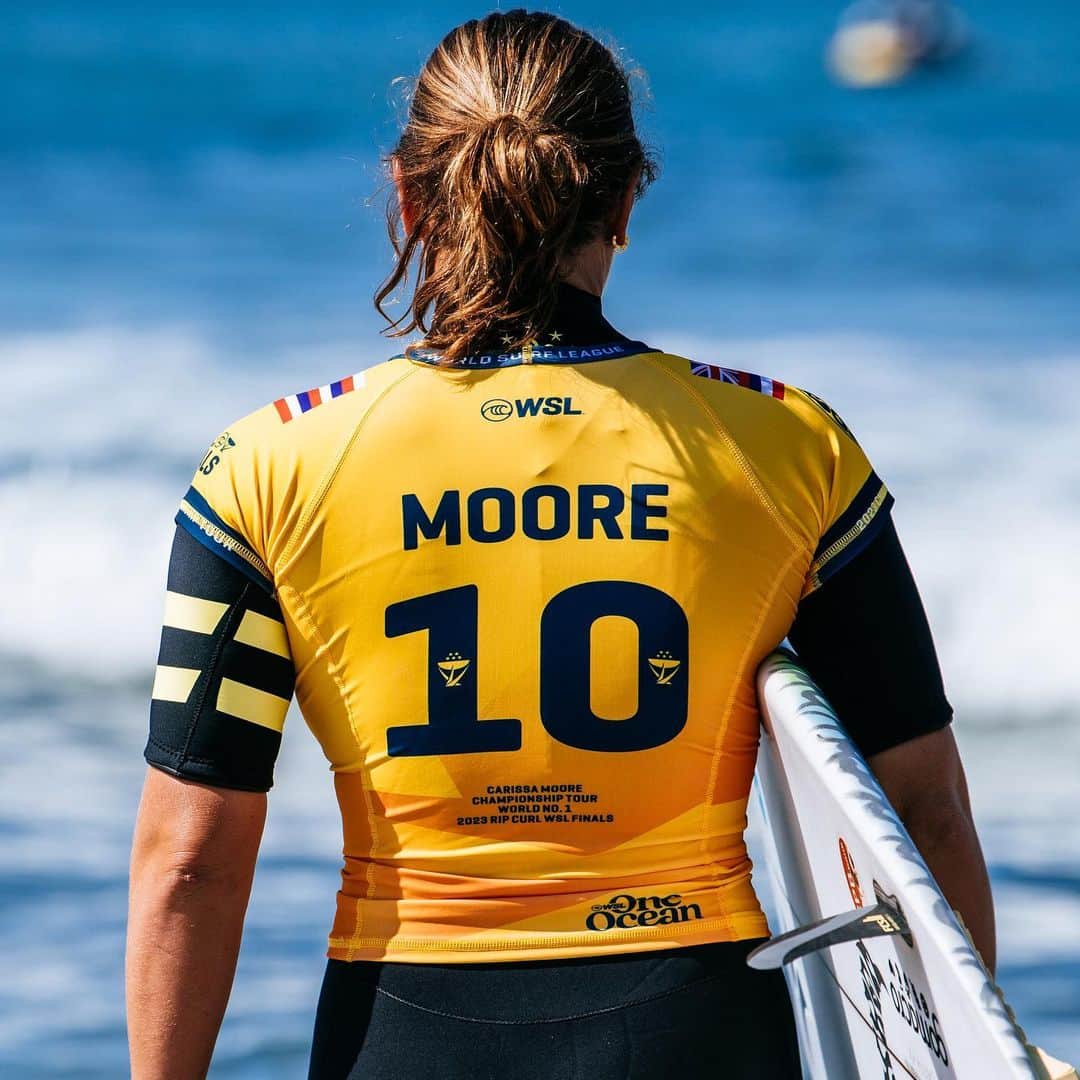カリッサ・ムーアのインスタグラム：「Yellow Alert for a possible Finals Day tomorrow 💛 I feel so grateful to be back here again. It’s already been such a joyful season and I’m proud of the way I’ve come back after what happened at finals last year. I know anything can happen in this one day event and I’m up against a field of tremendously talented, tenacious women. Each one has had their own strong season respectively. Excited to give it everything I’ve got and soak in every moment. Thank you to everyone who has loved and supported me every step of the way 🥰🙏🏼 #10 #moorealoha」