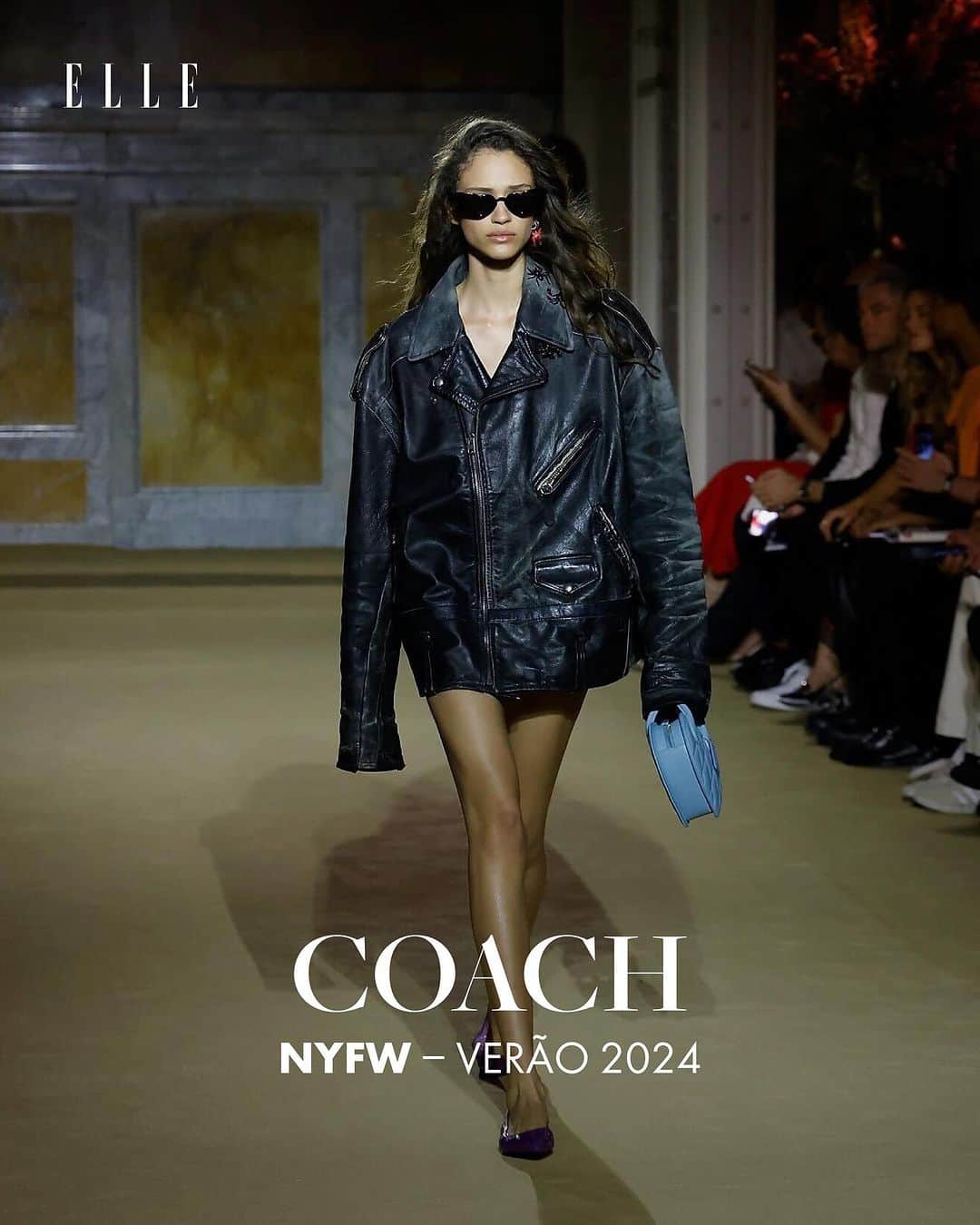 ELLE Brasilのインスタグラム：「Um dia antes do início do calendário oficial, na noite de quinta-feira (07.09), a @coach desfilou seu verão 2024 na Biblioteca Pública de Nova York. Para marcar seu aniversário de dez anos no comando criativo da marca, o estilista @stuartvevers interpretou os arquétipos da cidade através da sua memória.   Na prática, o que vimos foi uma continuação das silhuetas que ele vem trabalhando nas últimas estações, como os blazers oversized, os comprimentos midi e longo em cortes retos e um quê de romantismo com rendas e transparências.  Destaque para o trabalho manual no couro, que dá uma aparência desgastada a casacos e conjuntinhos de saia e jaqueta, como se fossem vintage. Essas peças fazem parte do programa Coach (Re)Loved, que usa materiais e tecidos de coleções antigas. Sutart conta que gosta que suas roupas pareçam "previamente amadas".   Seguindo esse caminho, o estilista também trabalhou em cima da iconografia do restaurante Donohue's – uma churrascaria aberta nos anos 1960 no Upper East Side e sua favorita desde que se mudou para a cidade – em camisetas e calças esportivas.   Nos acessórios, versões de couro de bolsas para o dia a dia, como a de boliche ou maxissacolas, além de novas interpretações acolchoadas das bolsas Shapes e Tabby.   Entre a celebração de sua trajetória na Coach e de seu amor por Nova York, surgiram roupas fáceis de usar e combinar e que podem facilmente ser vistas em qualquer esquina da cidade, do Upper East ao Brooklyn. (via @giumesquita)」