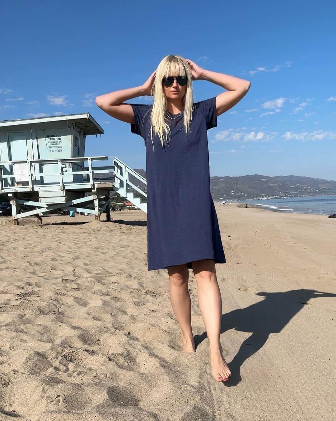 ジェネビーブ・モートンのインスタグラム：「Happy Friday from Malibu 😍 perfect dress for a morning beachwood walk @wiltclothing @thehopibag #gifted」