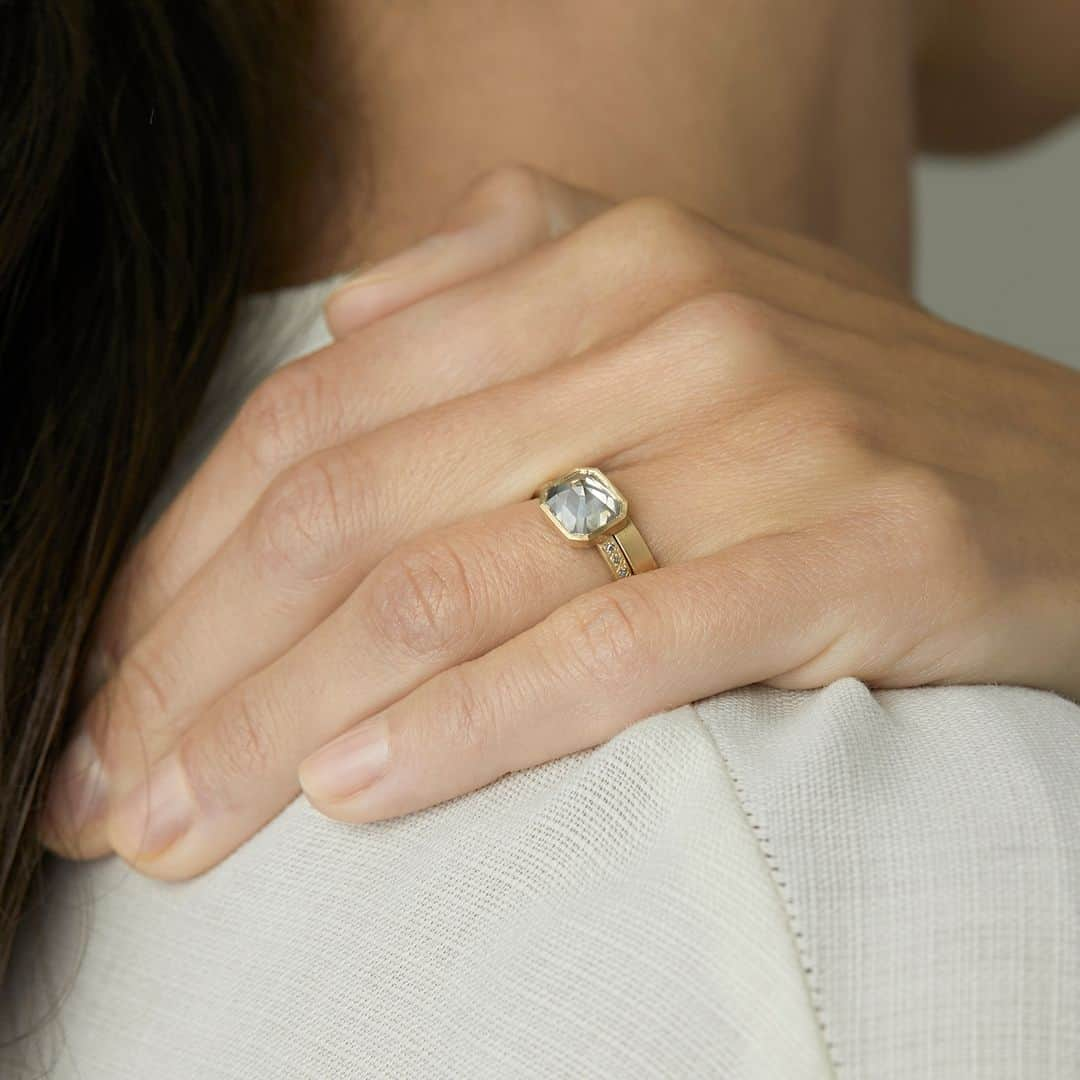 サトミ カワキタさんのインスタグラム写真 - (サトミ カワキタInstagram)「From our newest One-of-a-Kind launch, this ring is a showstopper, featuring a dazzling 2.05 carat mogul emerald cut grey diamond ✨」9月9日 2時01分 - satomi_kawakita_jewelry