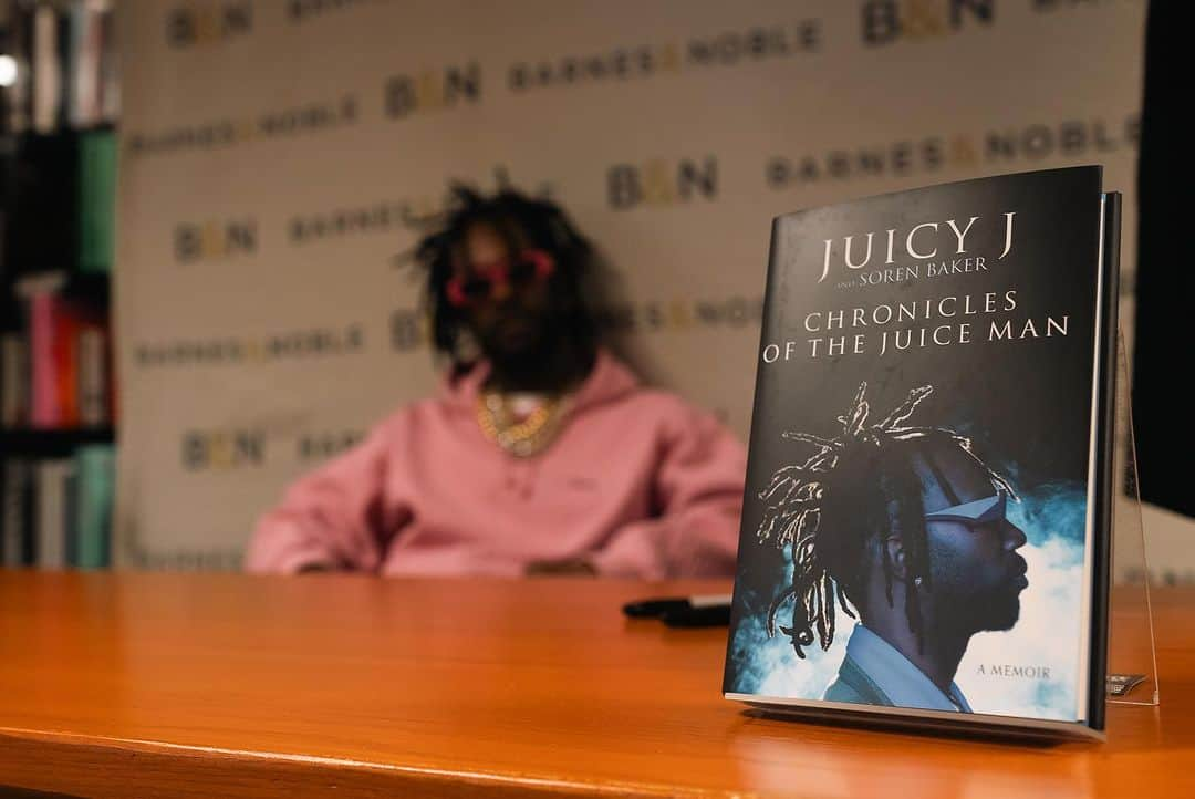 ジューシー・Jさんのインスタグラム写真 - (ジューシー・JInstagram)「Chronicles of the Juice Man! My memoir link in bio. OUTNOW」9月9日 2時09分 - juicyj