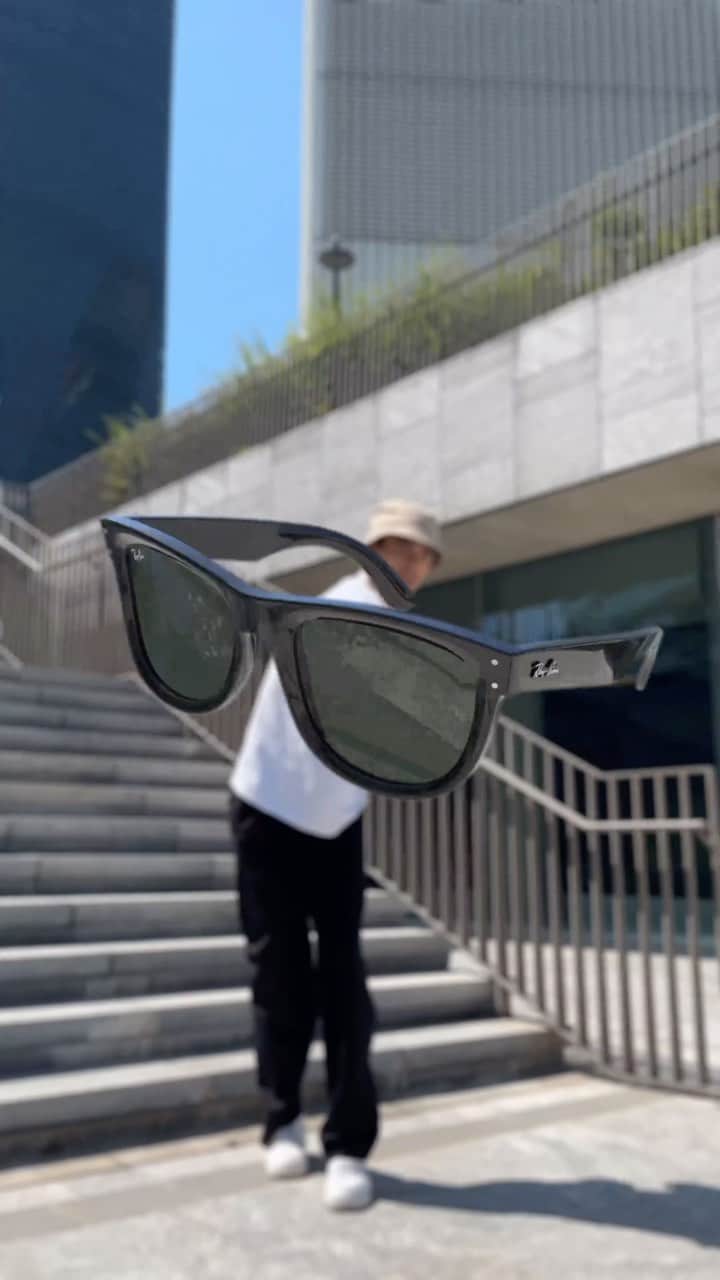 レイバンのインスタグラム：「Elevate your look with #RayBanReverse.」