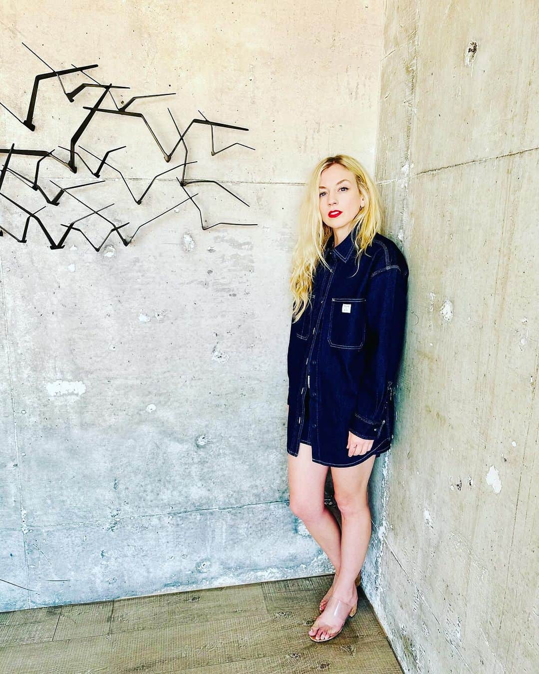 エミリー・キニーのインスタグラム：「😎😳😝」